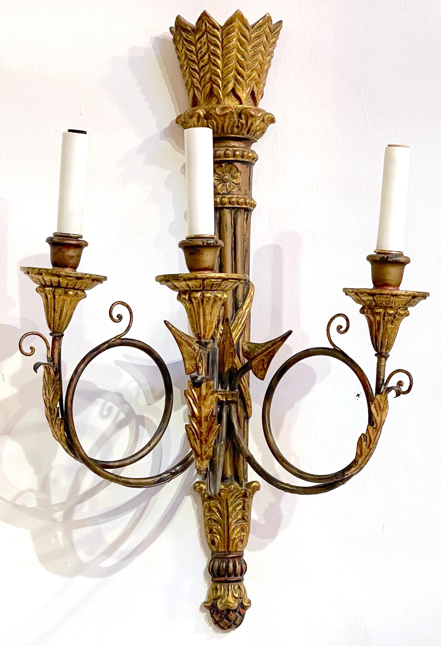 Paire d'appliques à 3 lumières en bois doré sculpté, de style néoclassique, à motif de carquois.  en vente 1