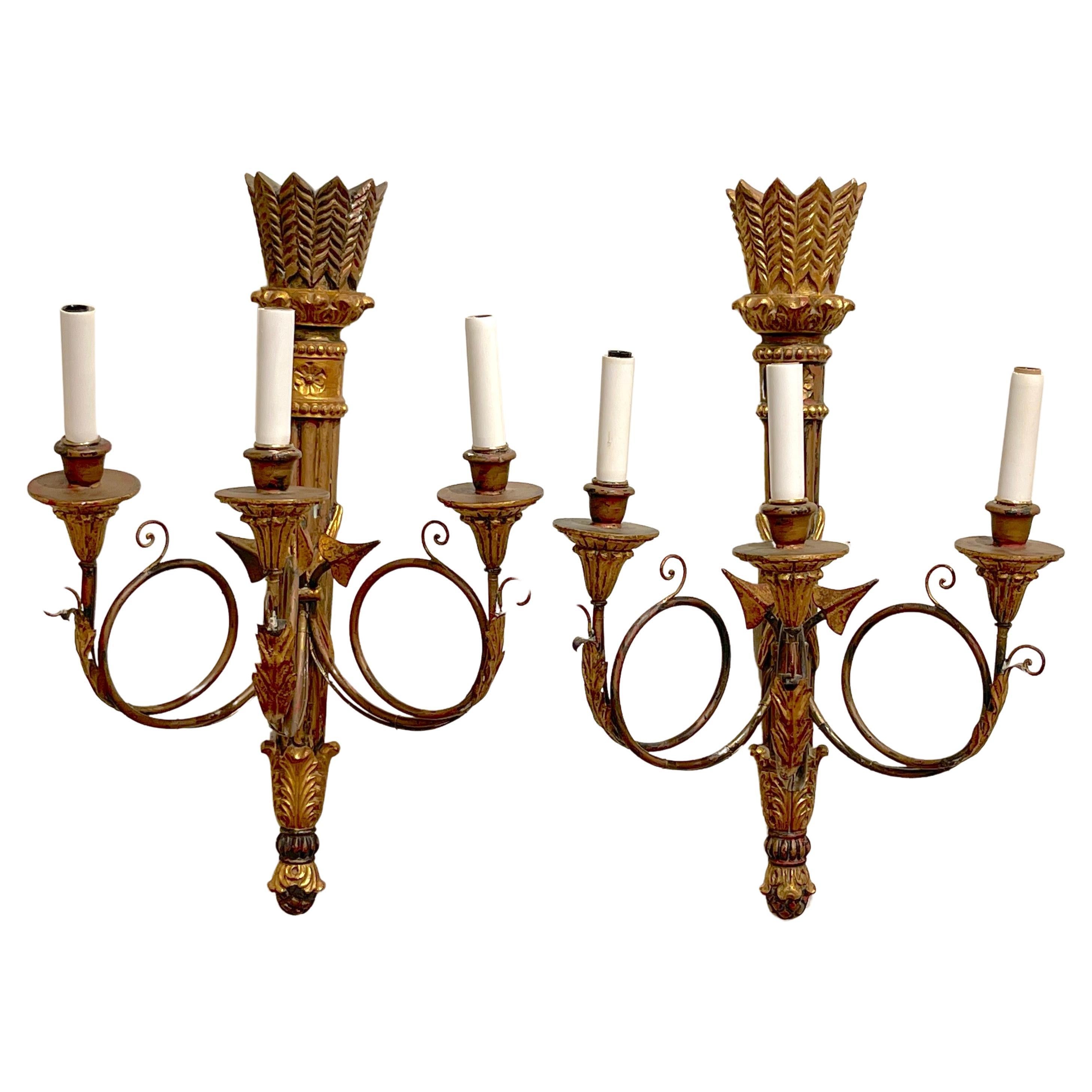 Paire d'appliques à 3 lumières en bois doré sculpté, de style néoclassique, à motif de carquois.  en vente