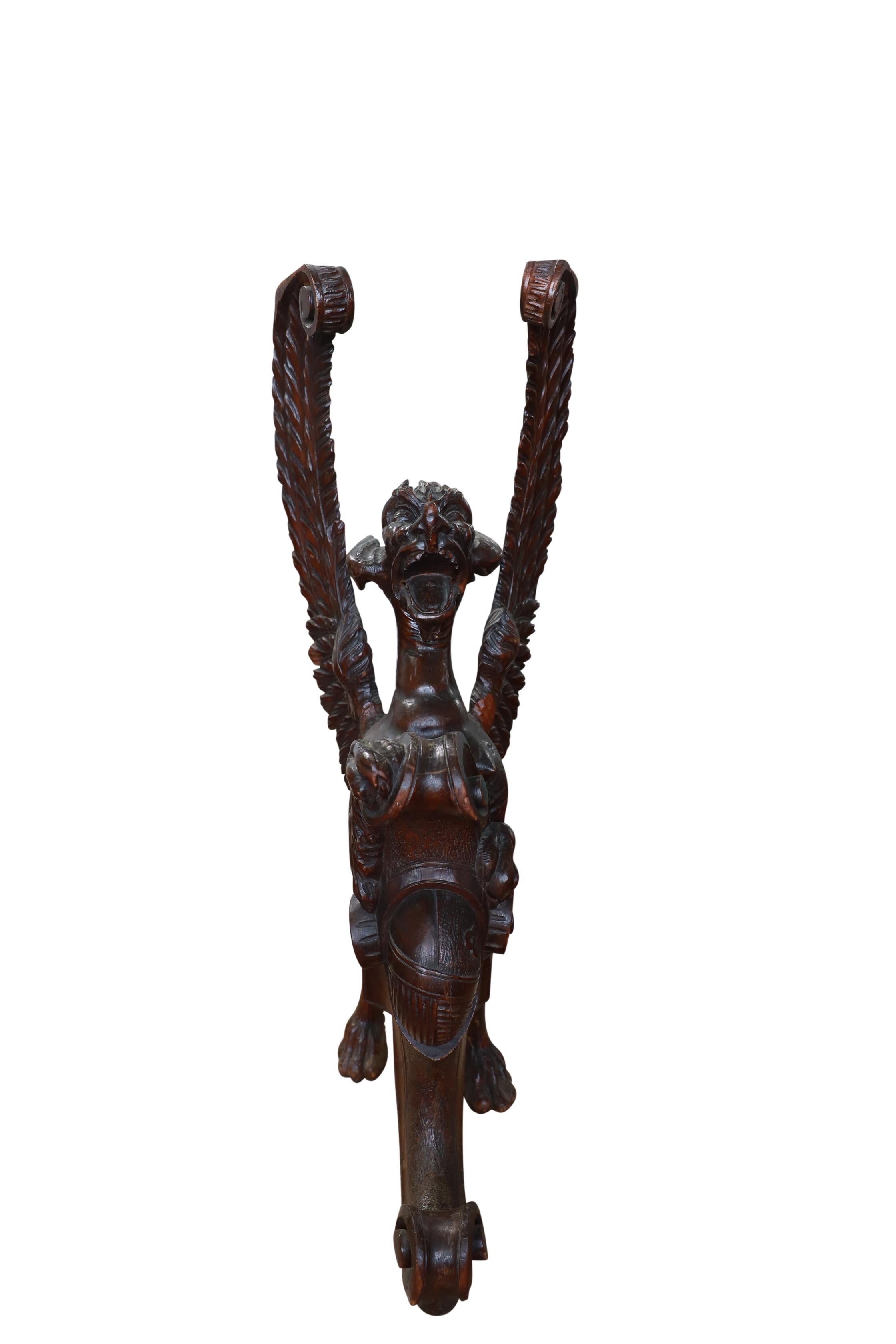 Paire de tables italiennes à griffon sculpté en vente 6