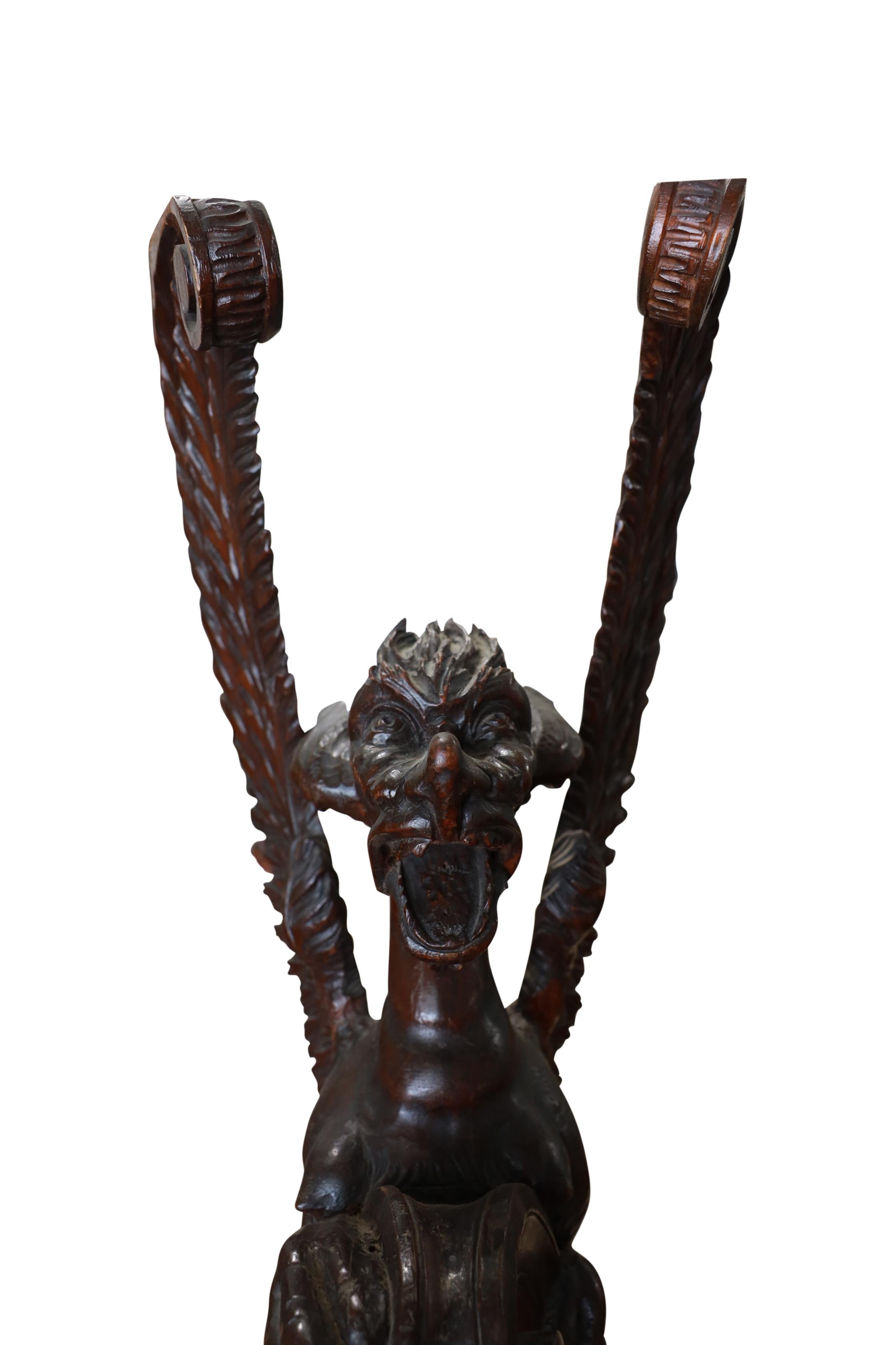 Paire de tables italiennes à griffon sculpté en vente 7