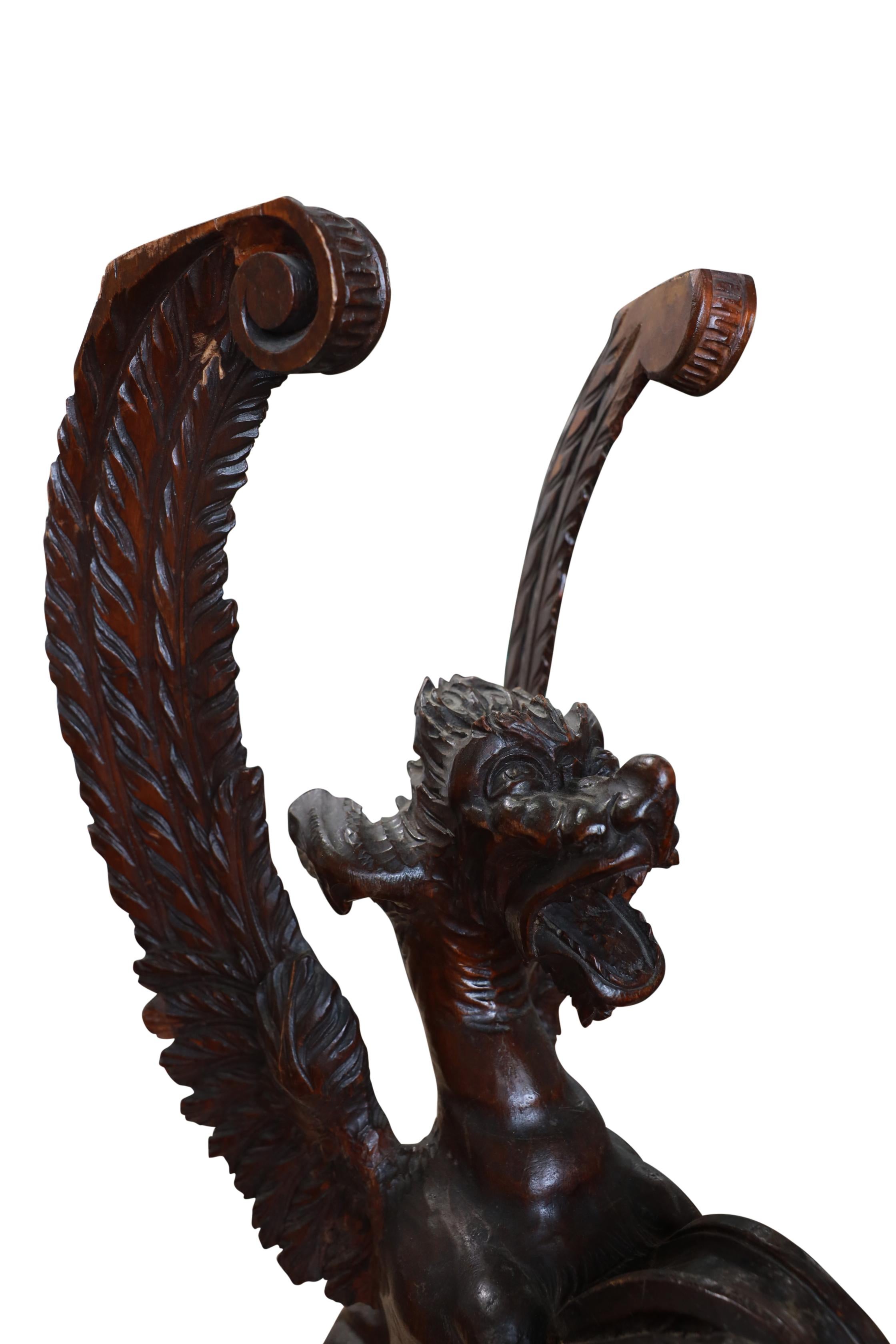 Paire de tables italiennes à griffon sculpté en vente 8