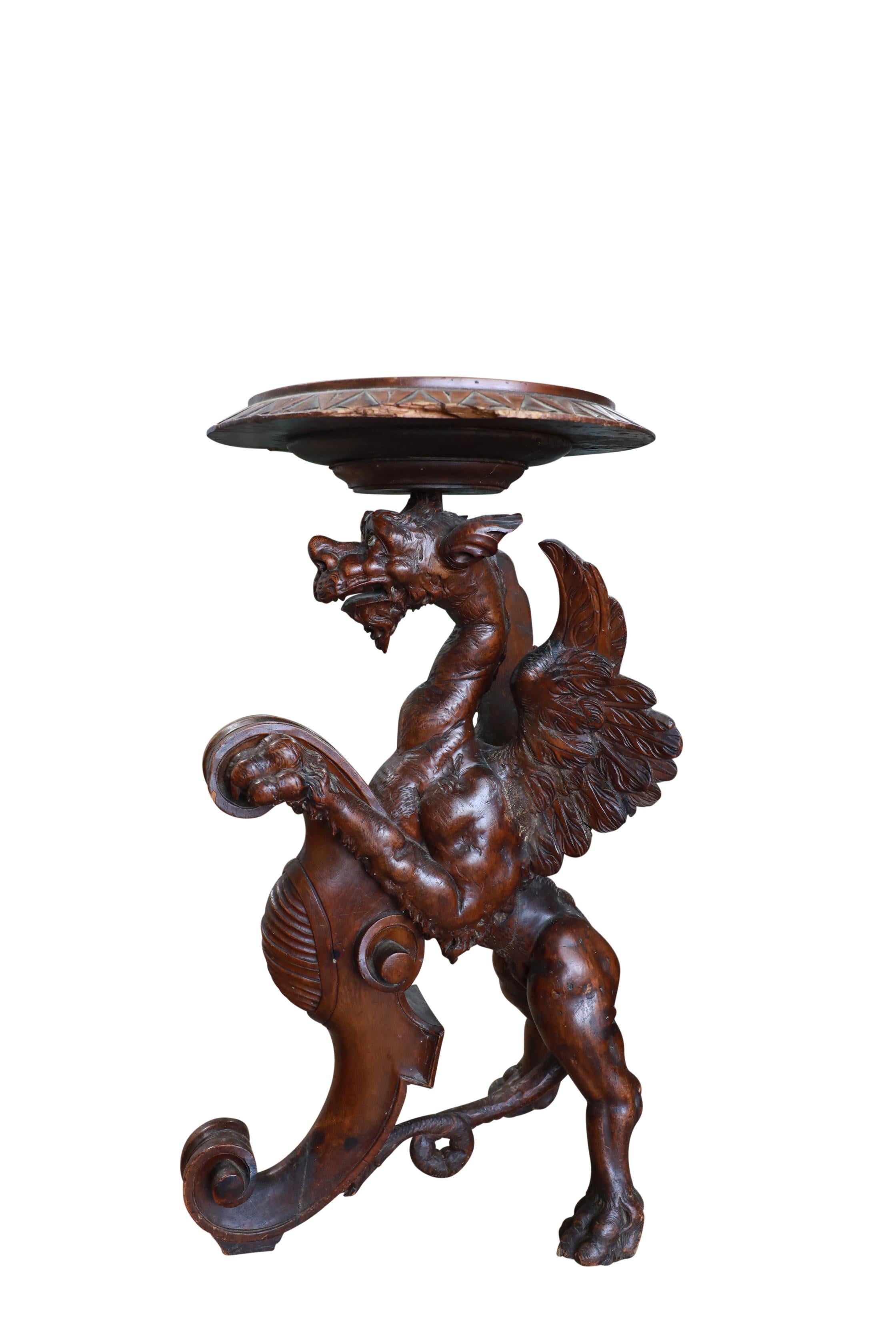 Paire de tables italiennes à griffon sculpté en vente 9
