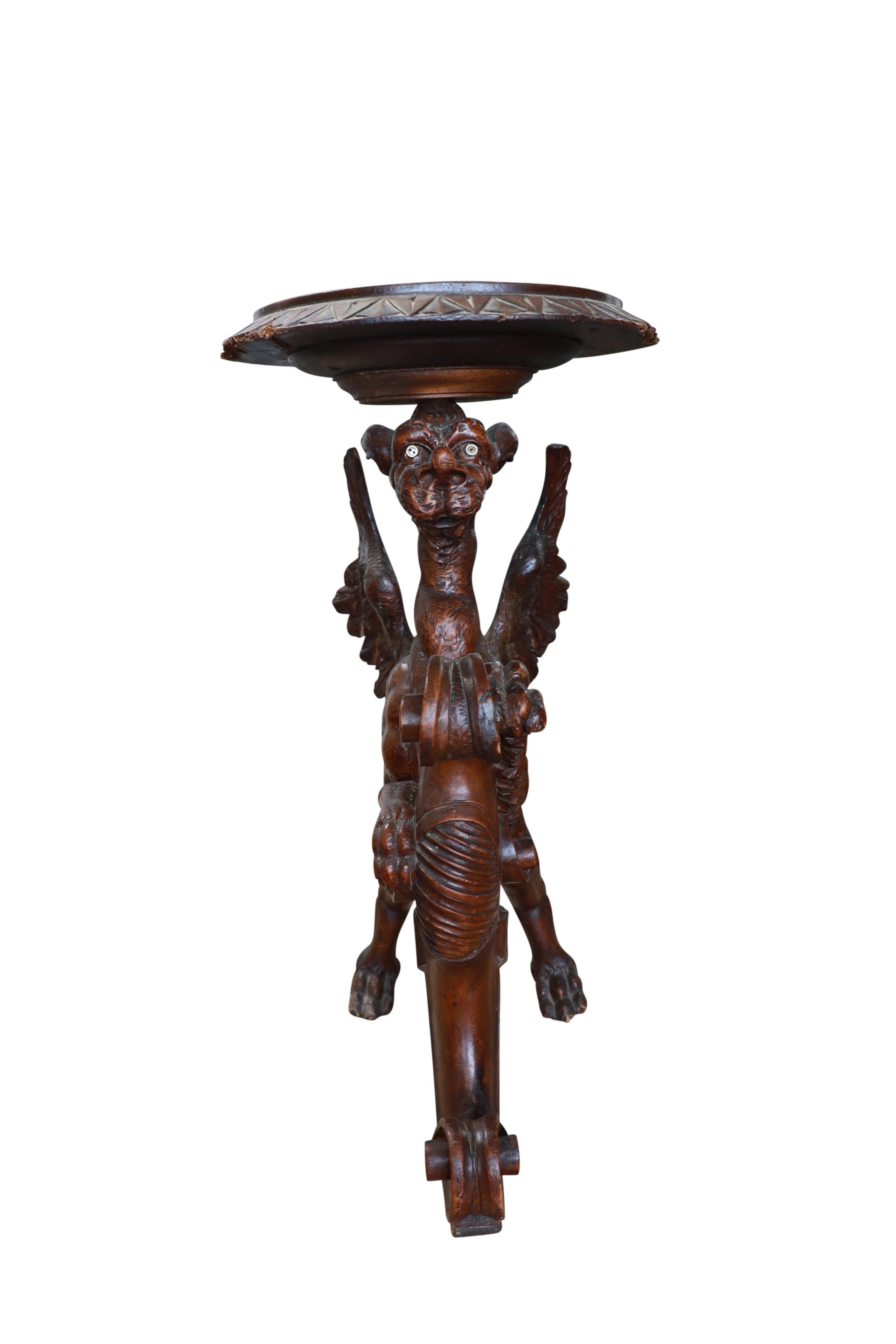 Paire de tables italiennes à griffon sculpté en vente 10