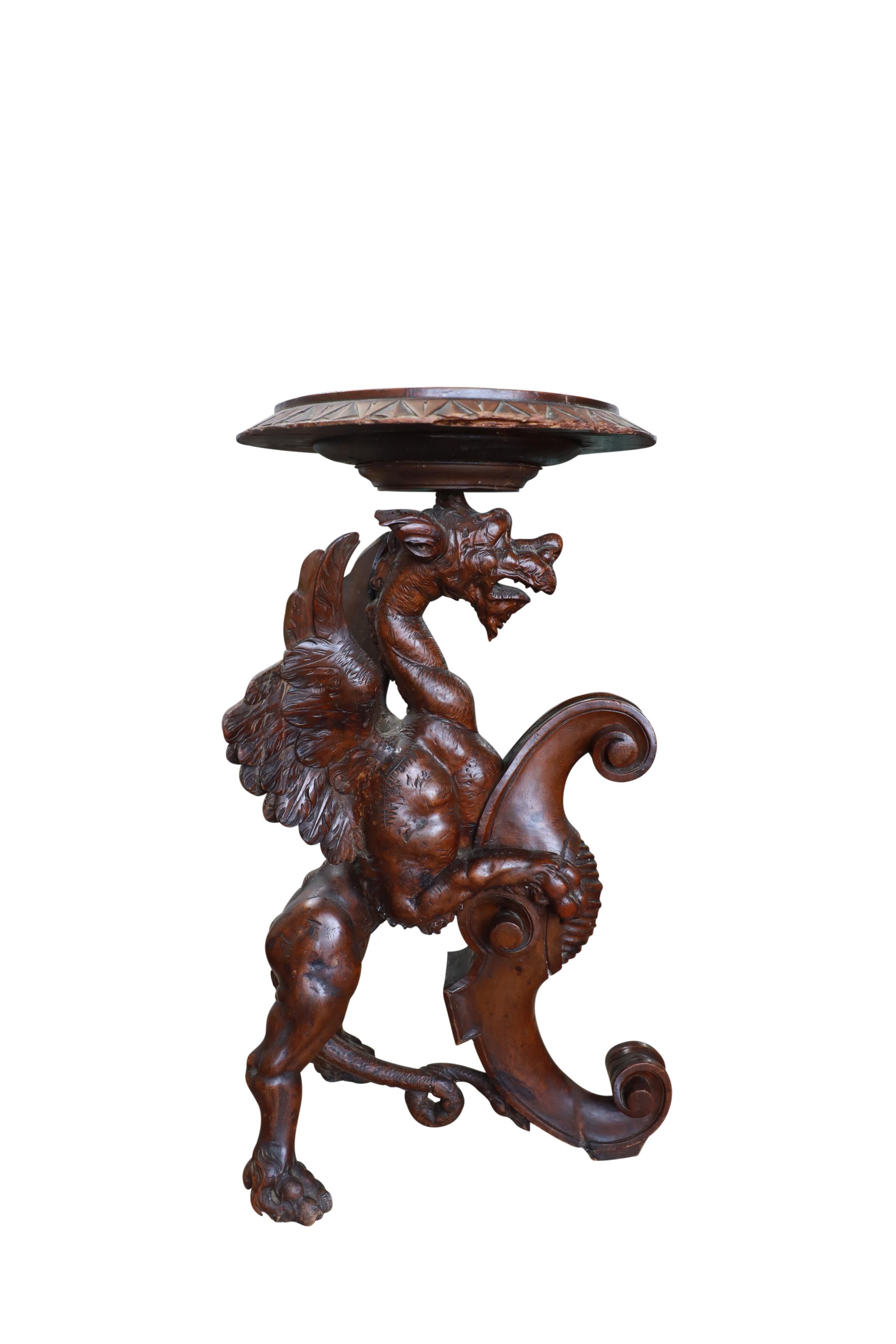 Paire de tables italiennes à griffon sculpté en vente 11
