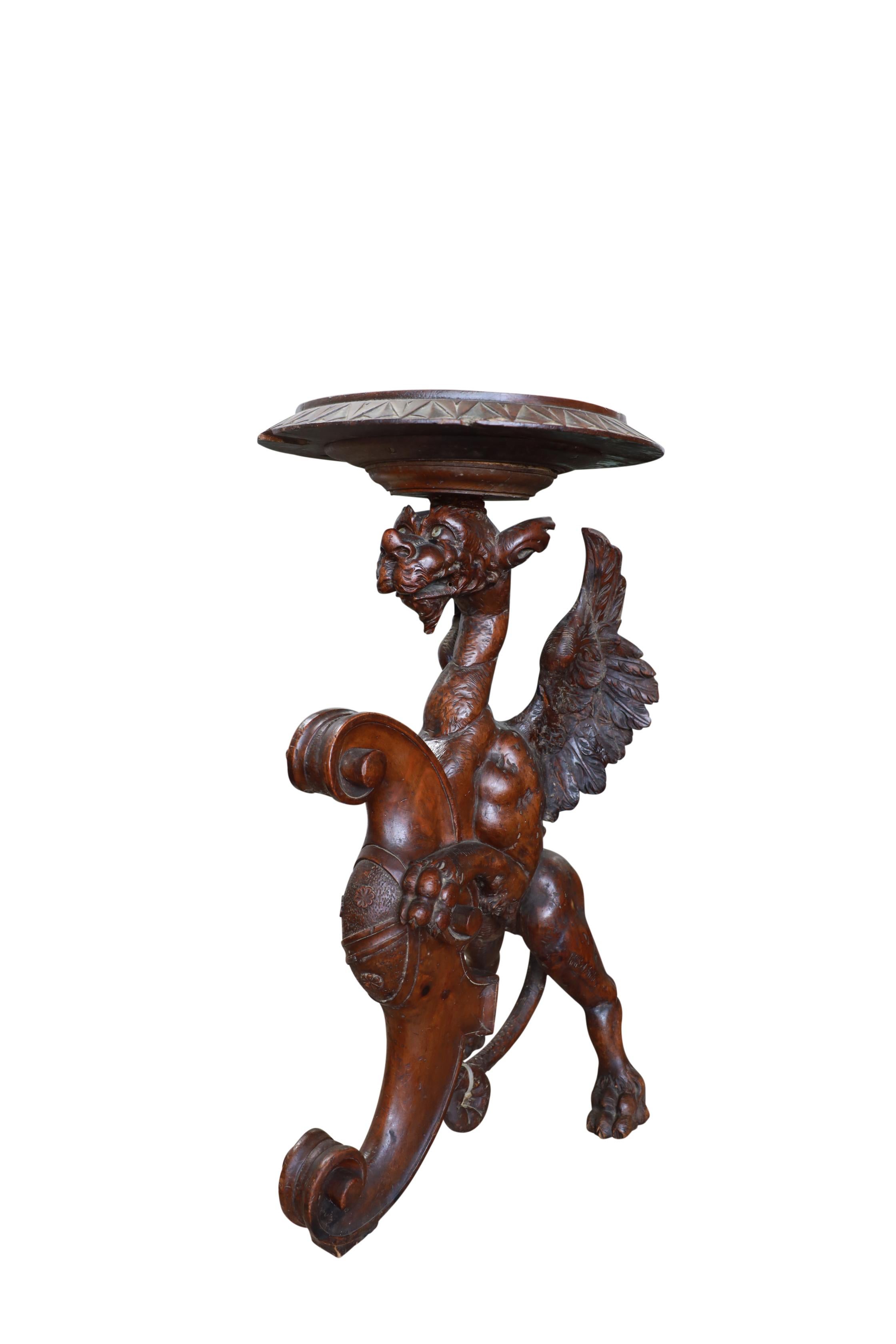 Paire de guéridons ou tables d'appoint italiens en bois sculpté. Excellente sculpture et utilité.

Griffon 1 Dimensions : 31H X 16W X 16D

Griffon 2 Dimensions : 37H X 13W X 16.5D