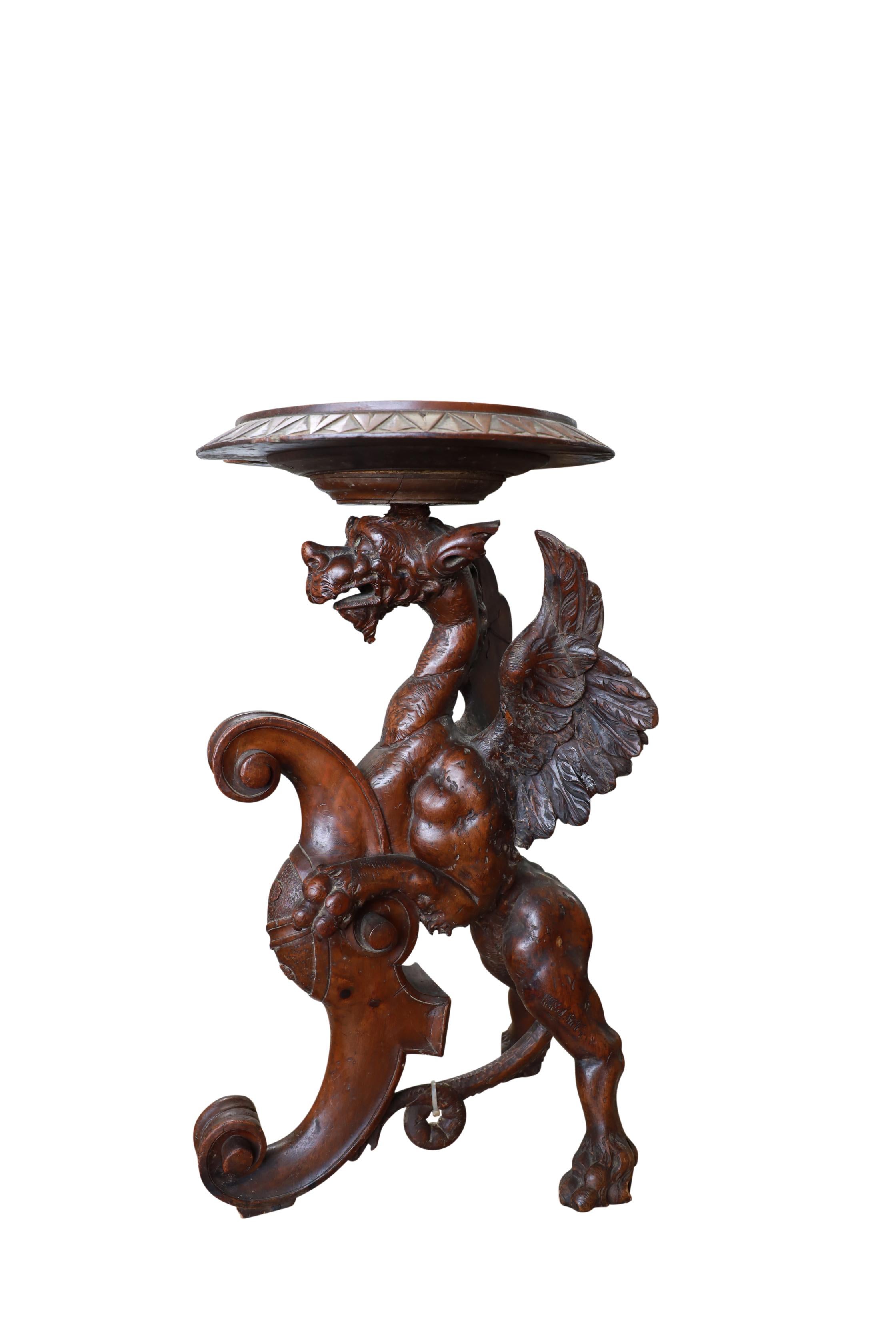 Paire de tables italiennes à griffon sculpté Bon état - En vente à Round Top, TX