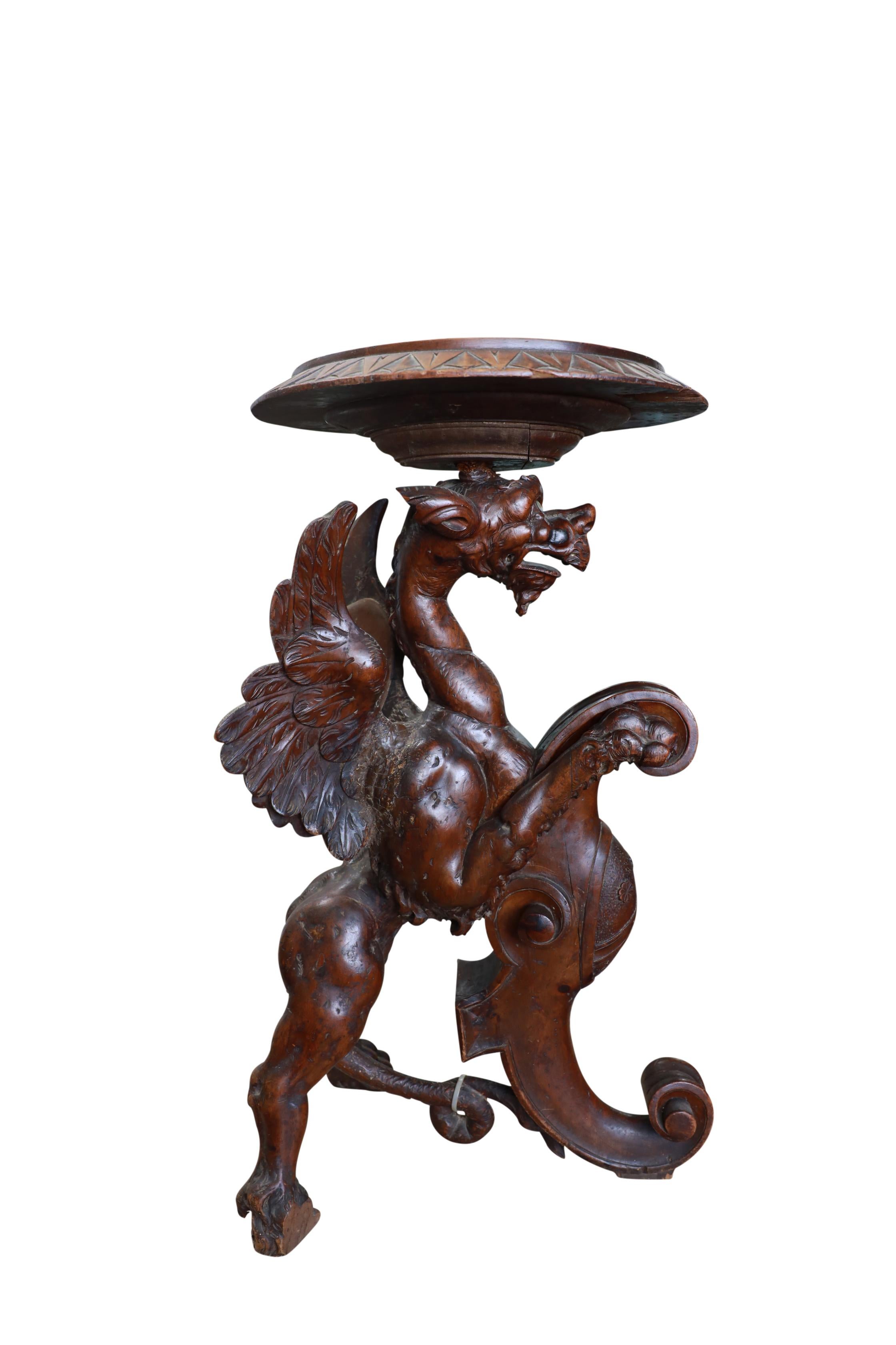 20ième siècle Paire de tables italiennes à griffon sculpté en vente