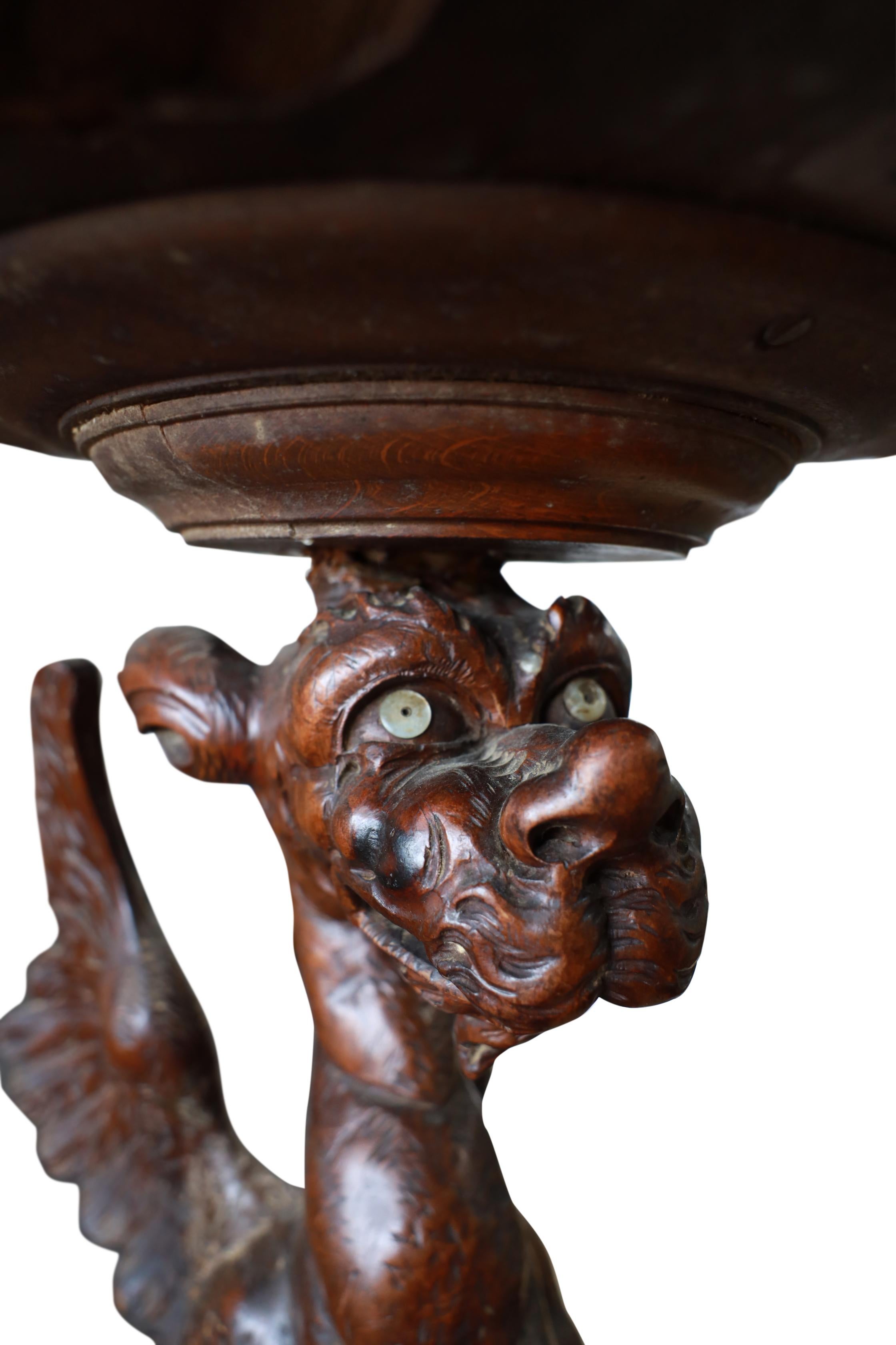 Bois Paire de tables italiennes à griffon sculpté en vente