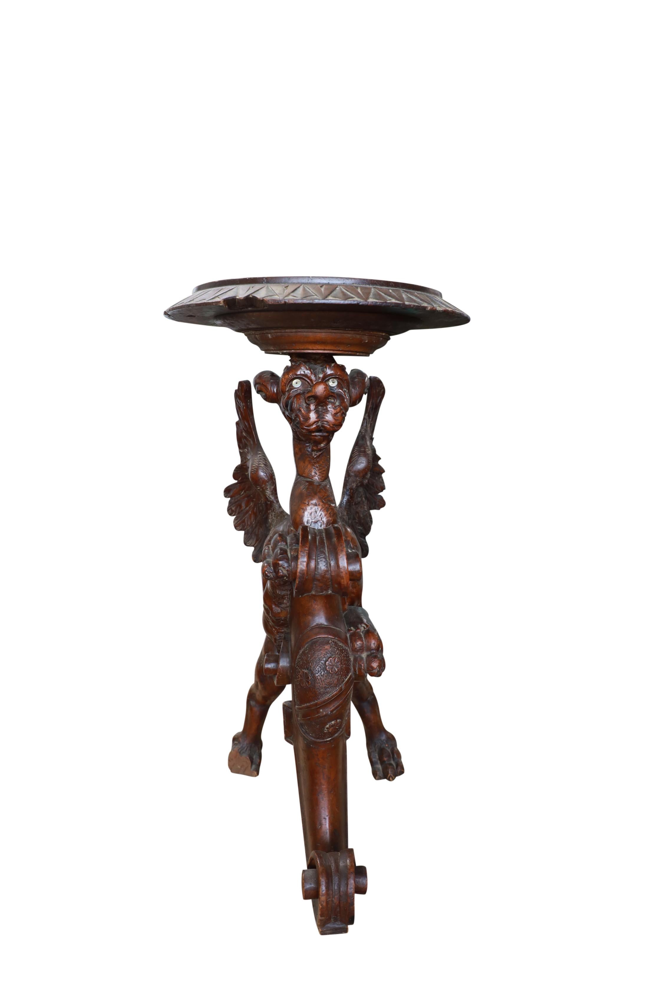 Paire de tables italiennes à griffon sculpté en vente 2