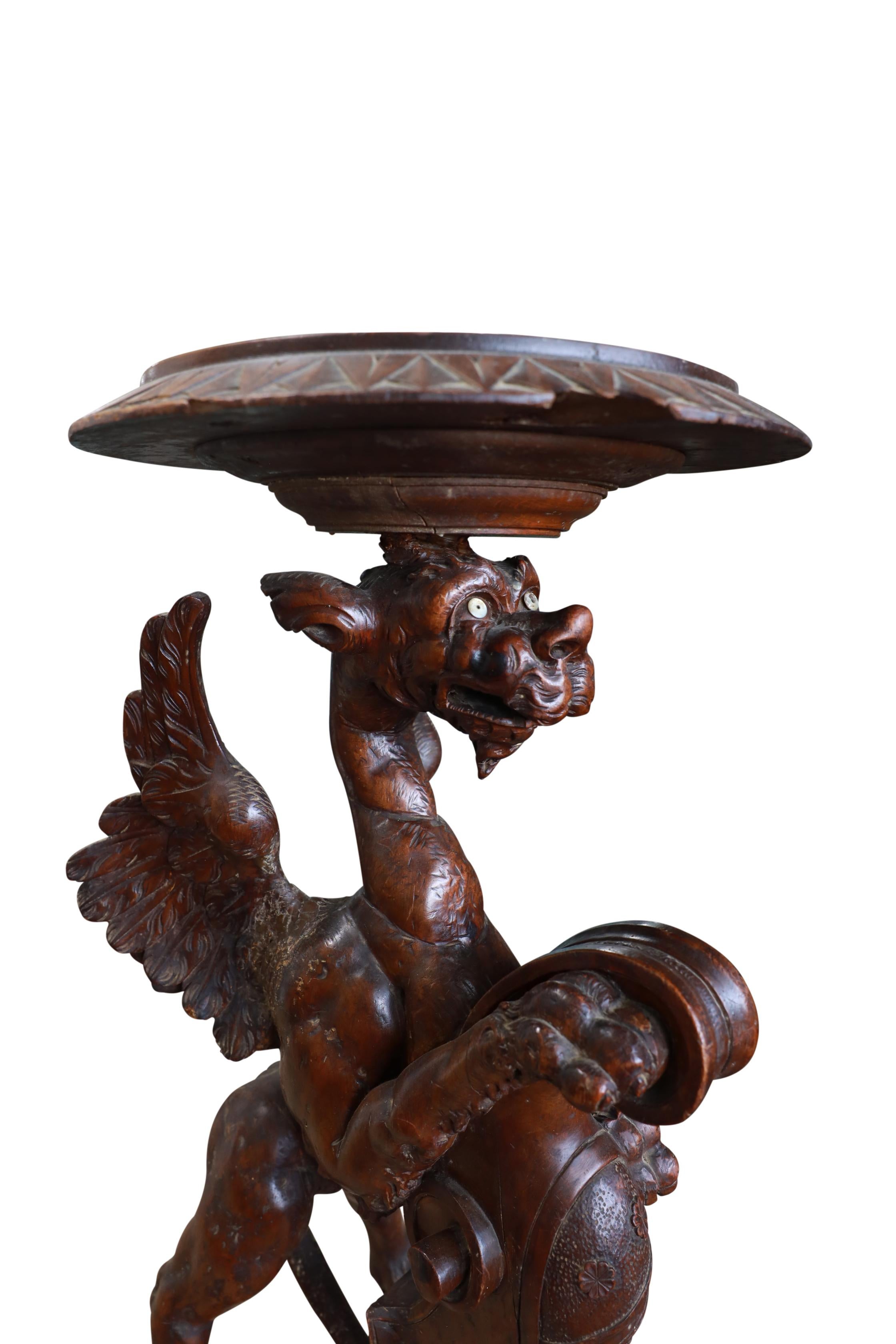 Paire de tables italiennes à griffon sculpté en vente 3