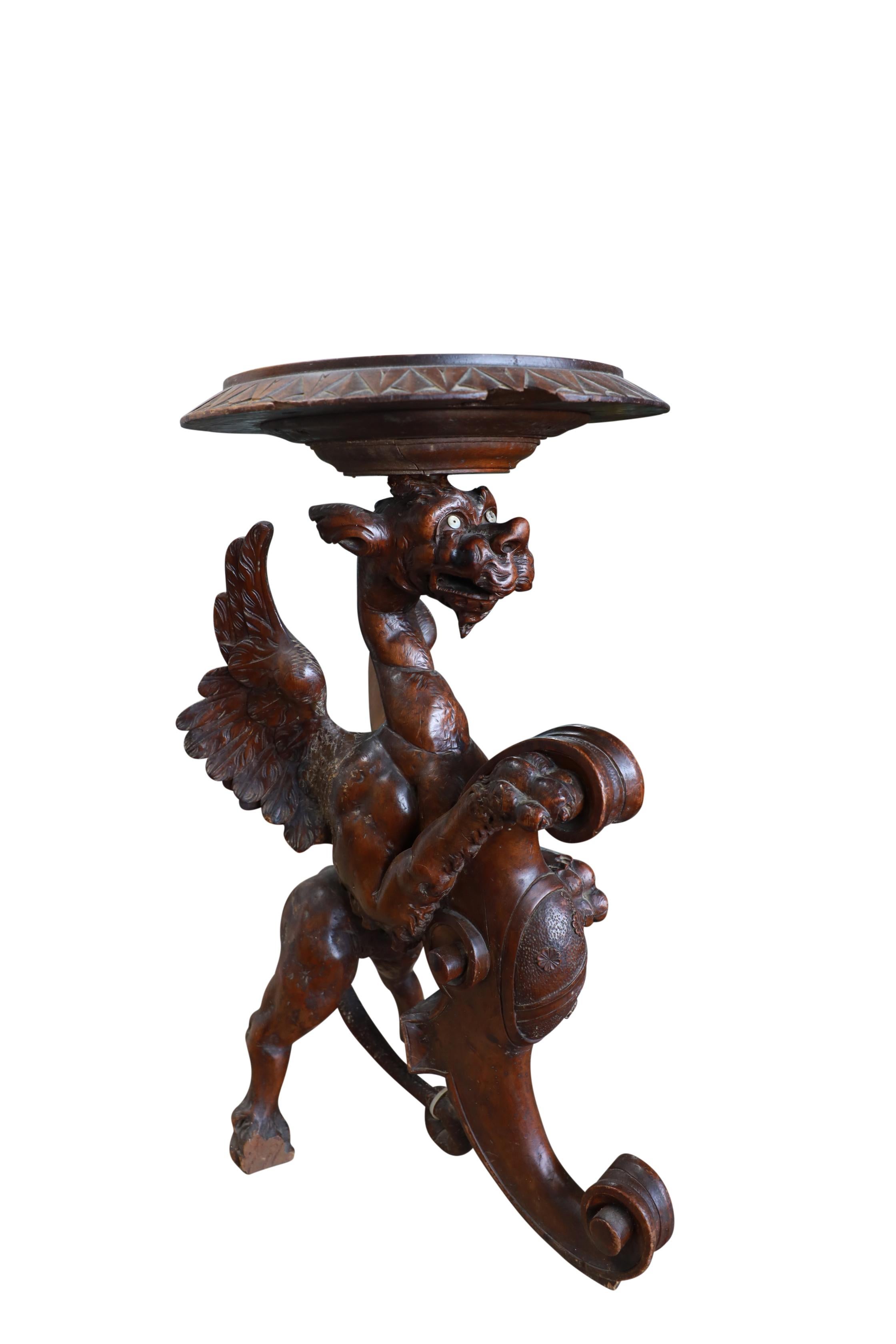 Paire de tables italiennes à griffon sculpté en vente 4