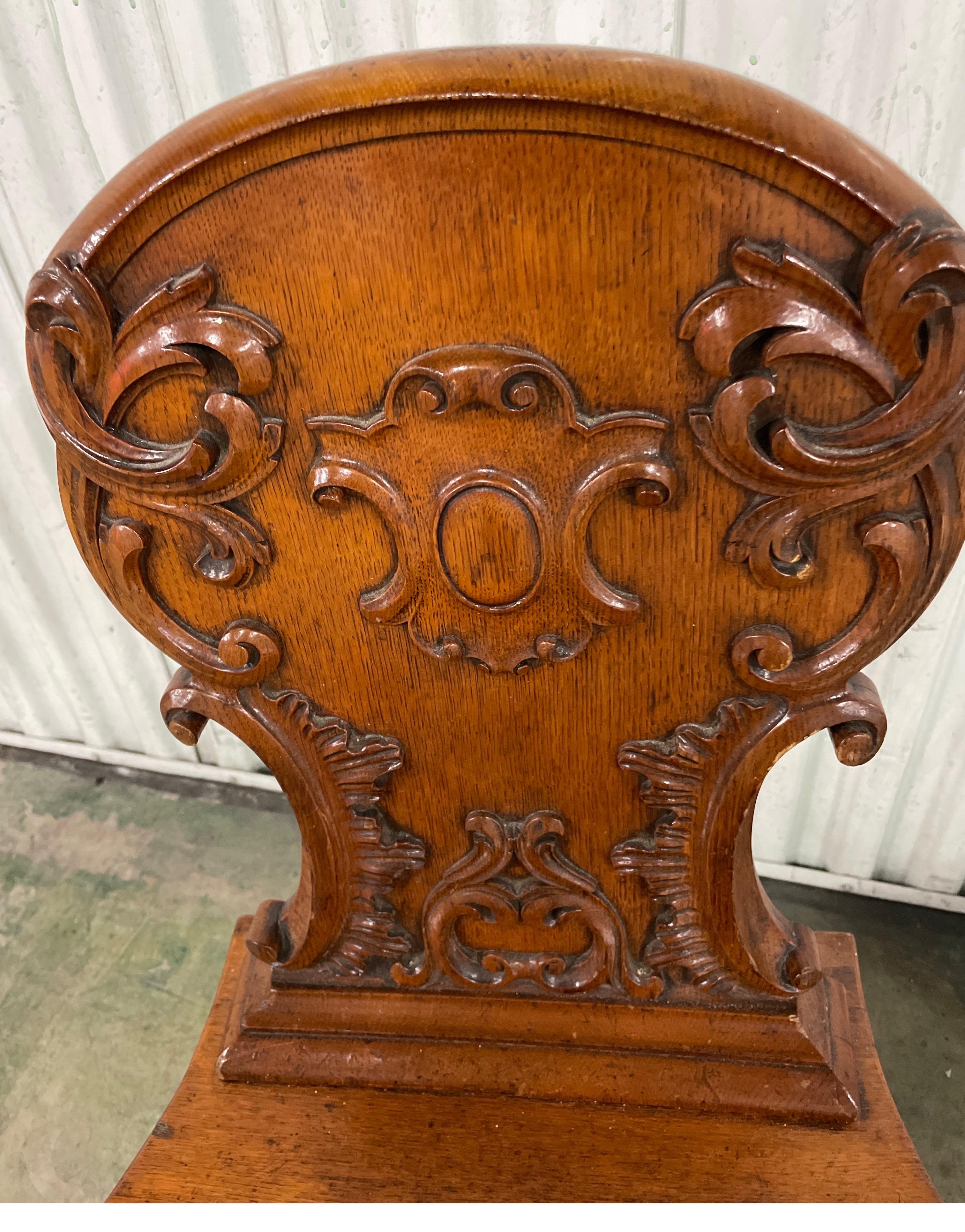 Pair of Italian Carved Hall Chairs In Good Condition For Sale In West Palm Beach, FL