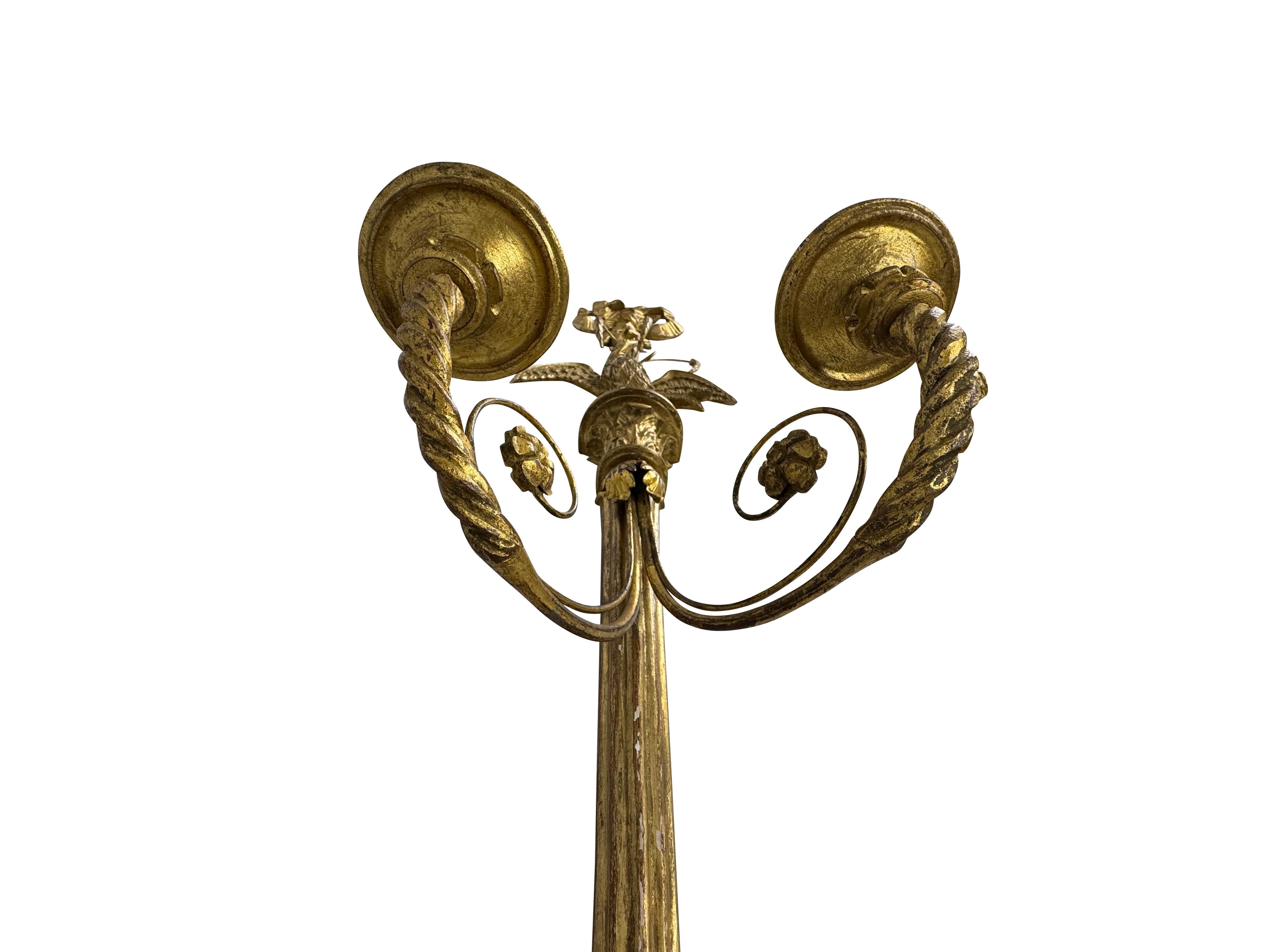 Pareja de candelabros italianos de dos luces tallados en madera grande y dorada en venta 2