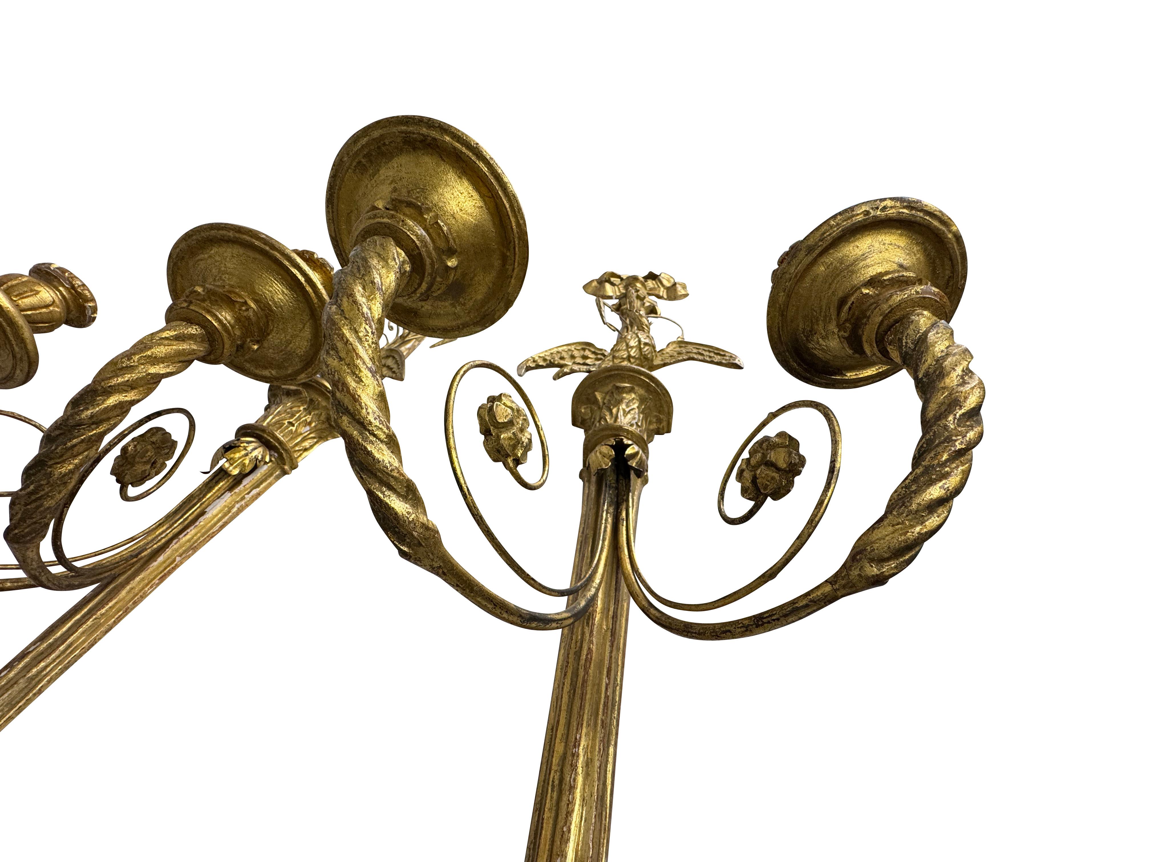 Pareja de candelabros italianos de dos luces tallados en madera grande y dorada en venta 3