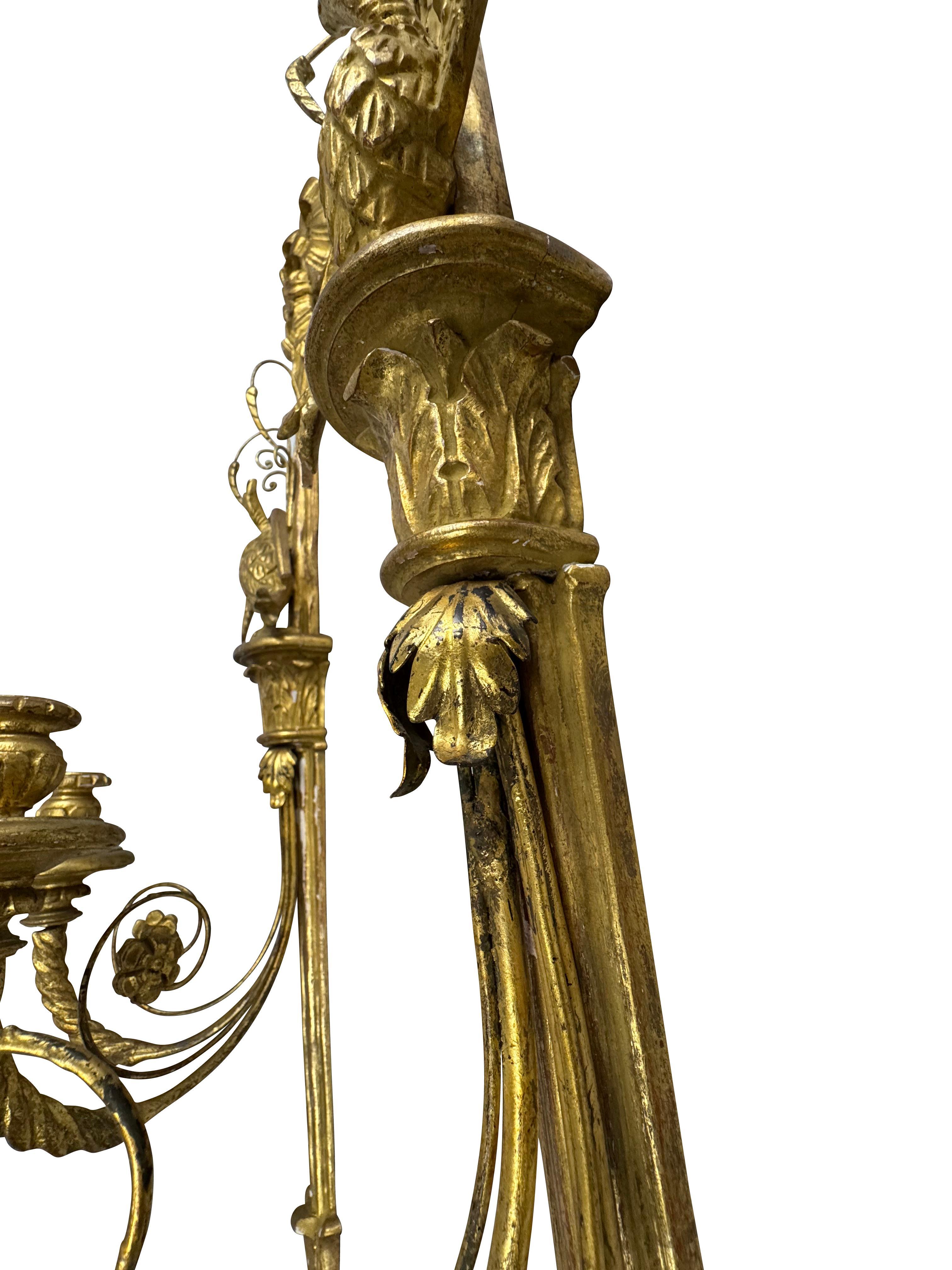 Pareja de candelabros italianos de dos luces tallados en madera grande y dorada en venta 4