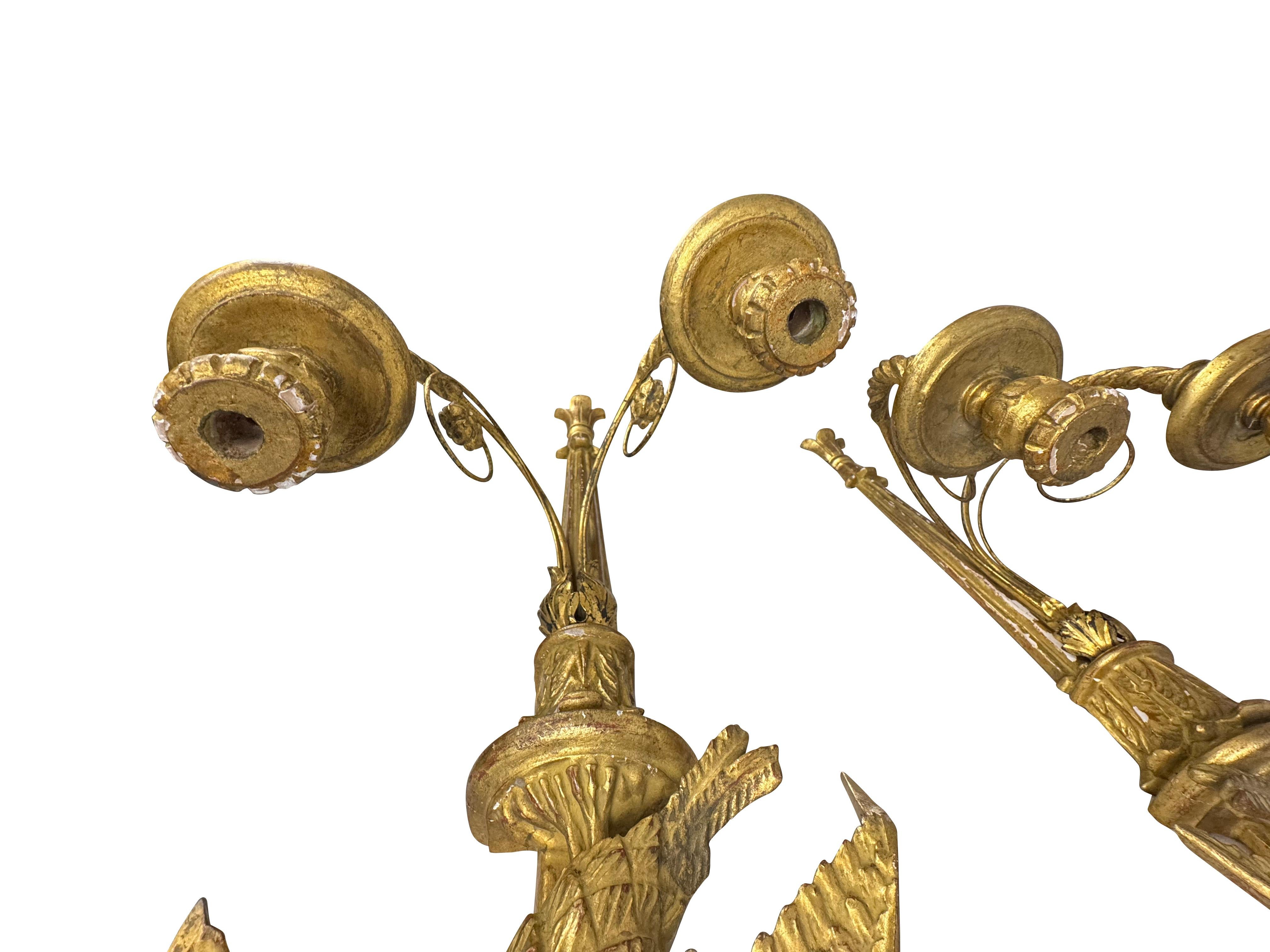 Pareja de candelabros italianos de dos luces tallados en madera grande y dorada en venta 5