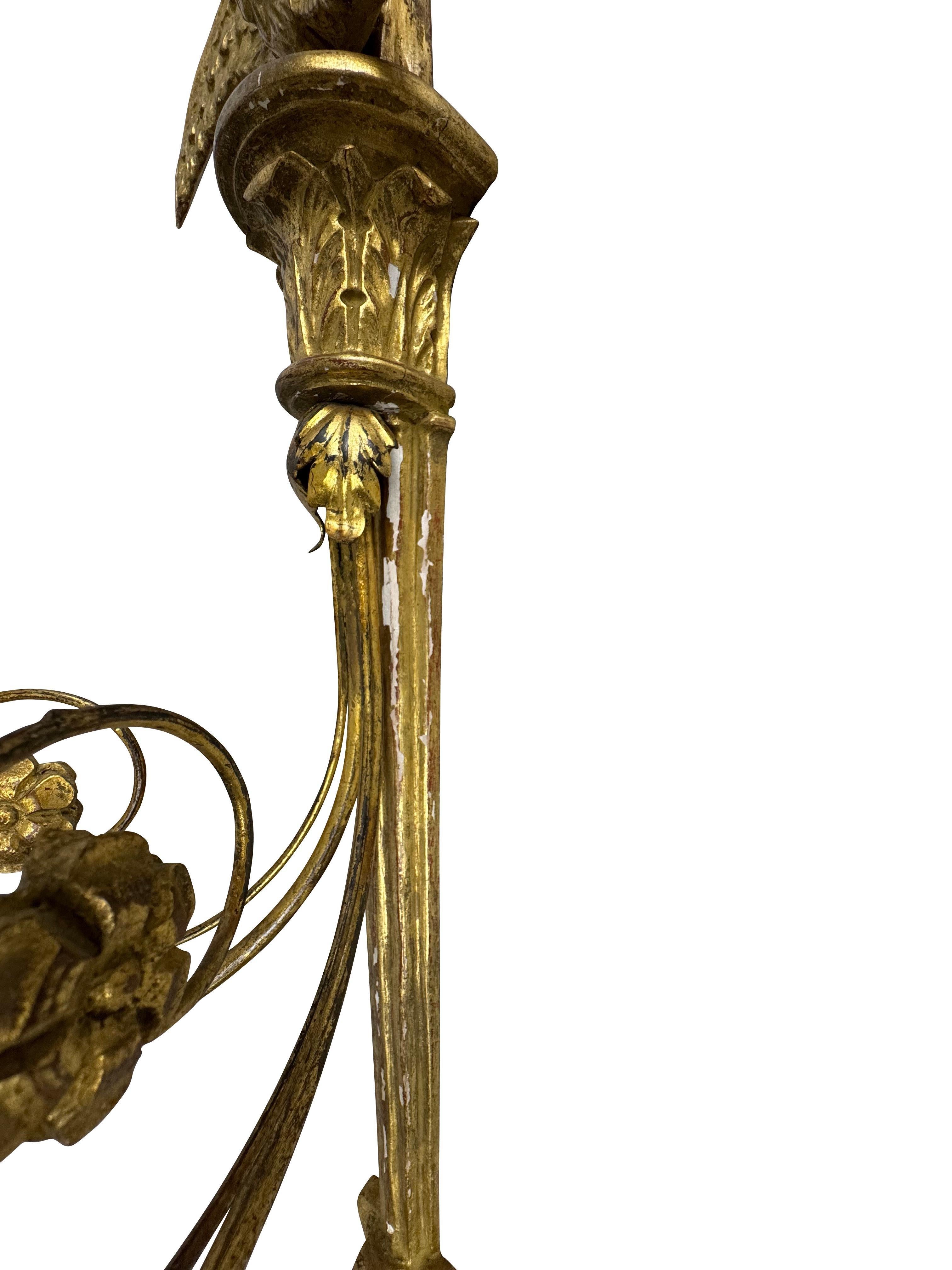 Pareja de candelabros italianos de dos luces tallados en madera grande y dorada en venta 6