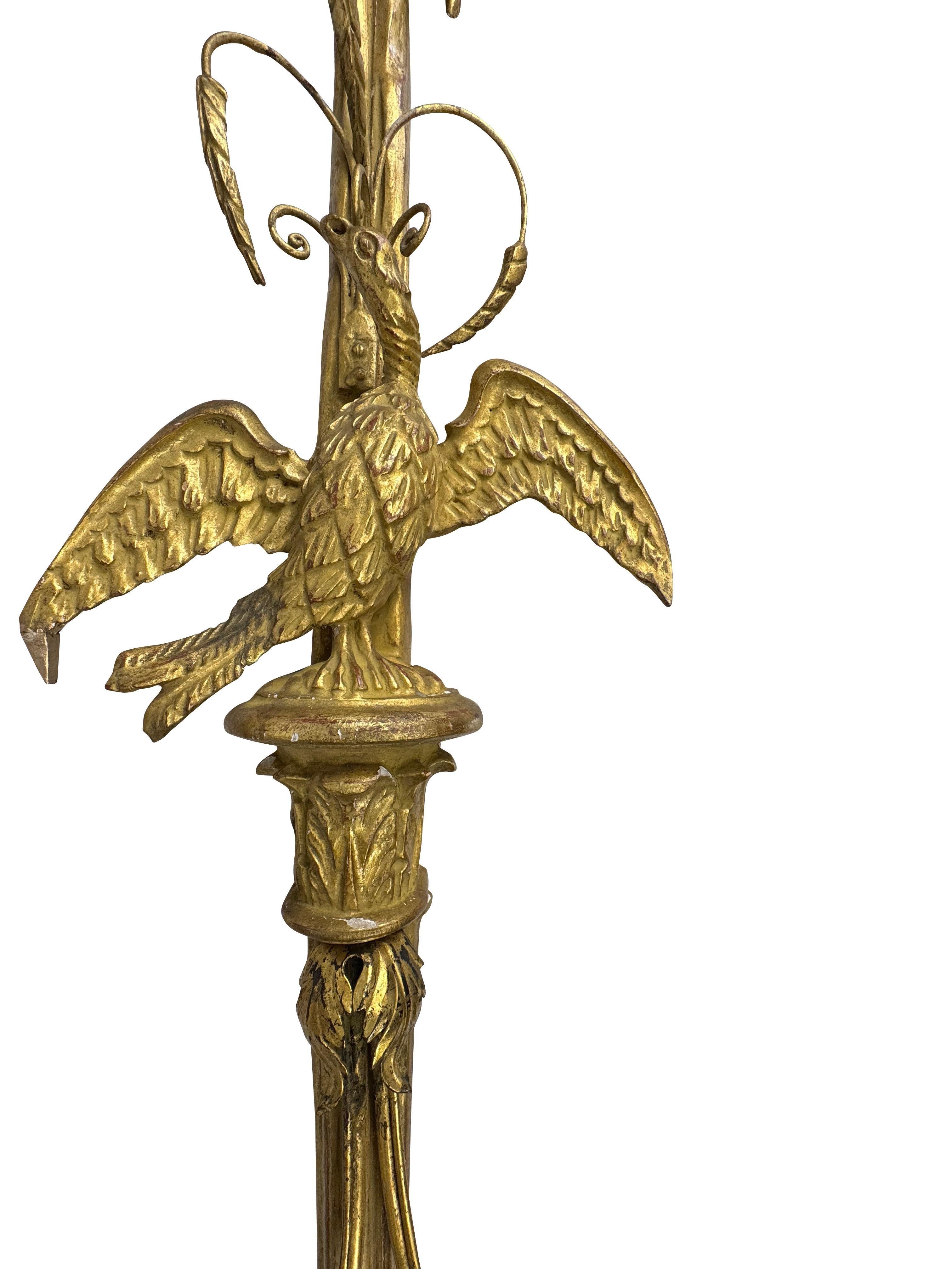 Pareja de candelabros italianos de dos luces tallados en madera grande y dorada Neoclásico en venta