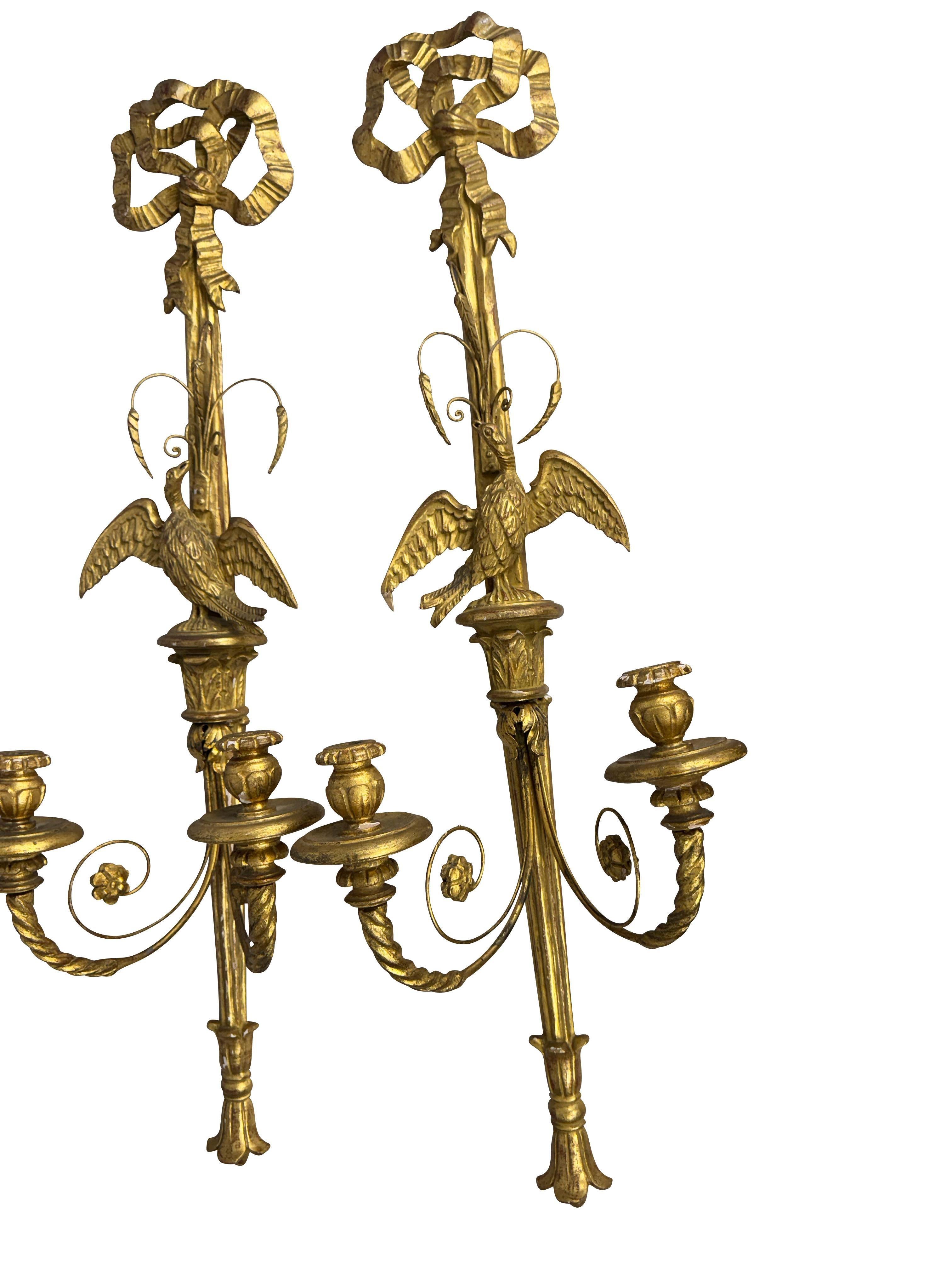 Pareja de candelabros italianos de dos luces tallados en madera grande y dorada Italiano en venta