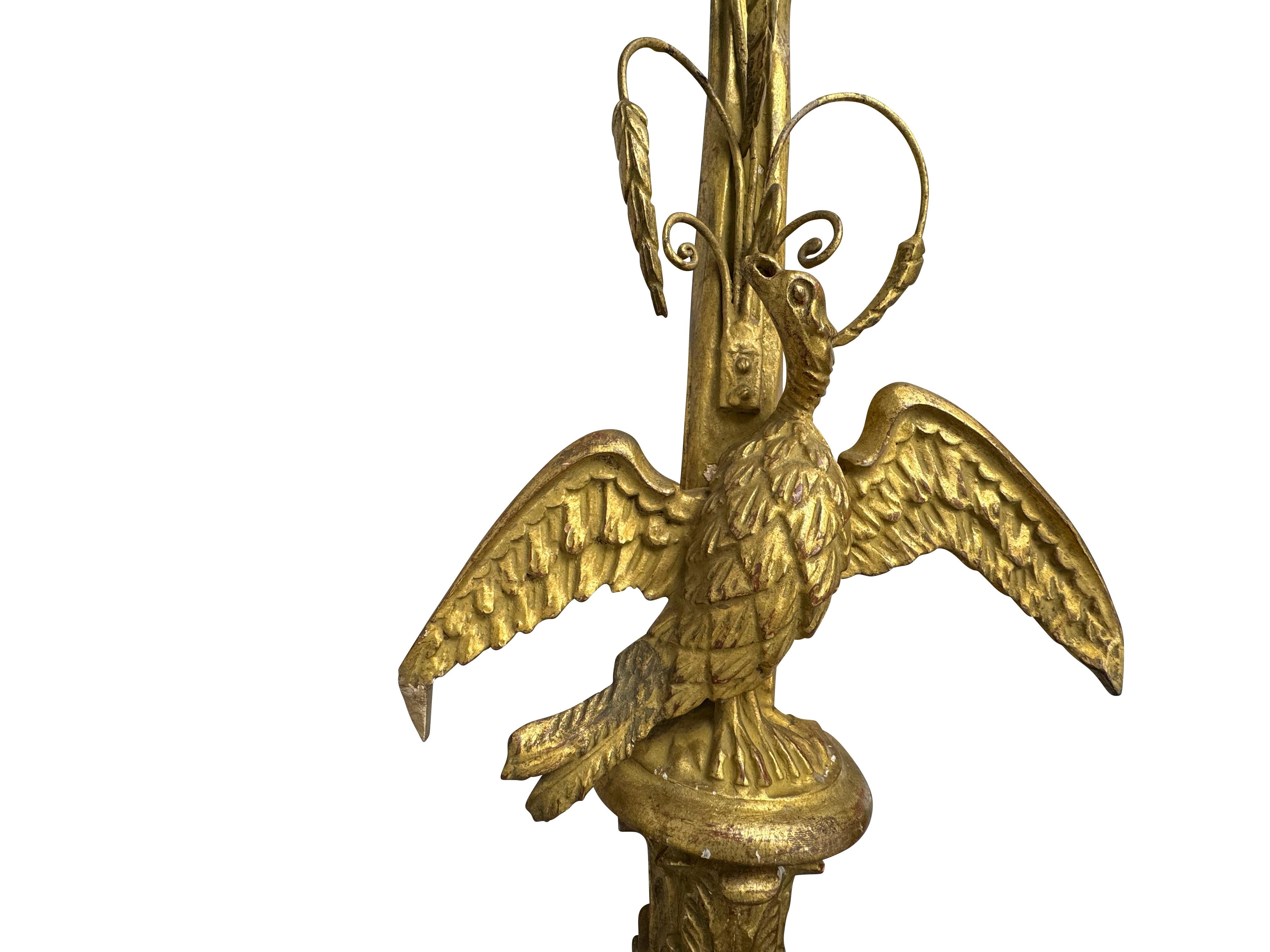 Pareja de candelabros italianos de dos luces tallados en madera grande y dorada Tallado a mano en venta