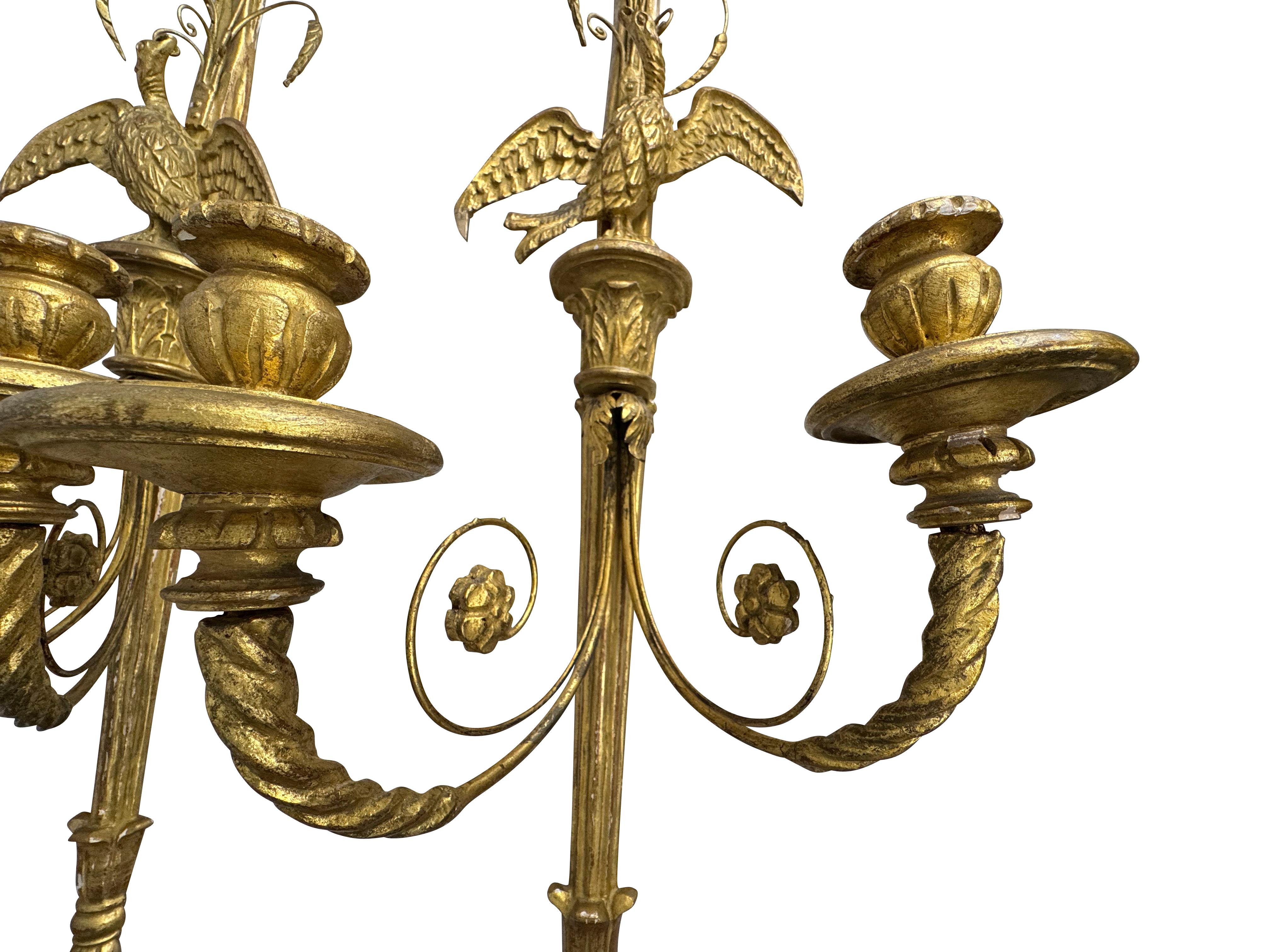 Pareja de candelabros italianos de dos luces tallados en madera grande y dorada siglo XX en venta