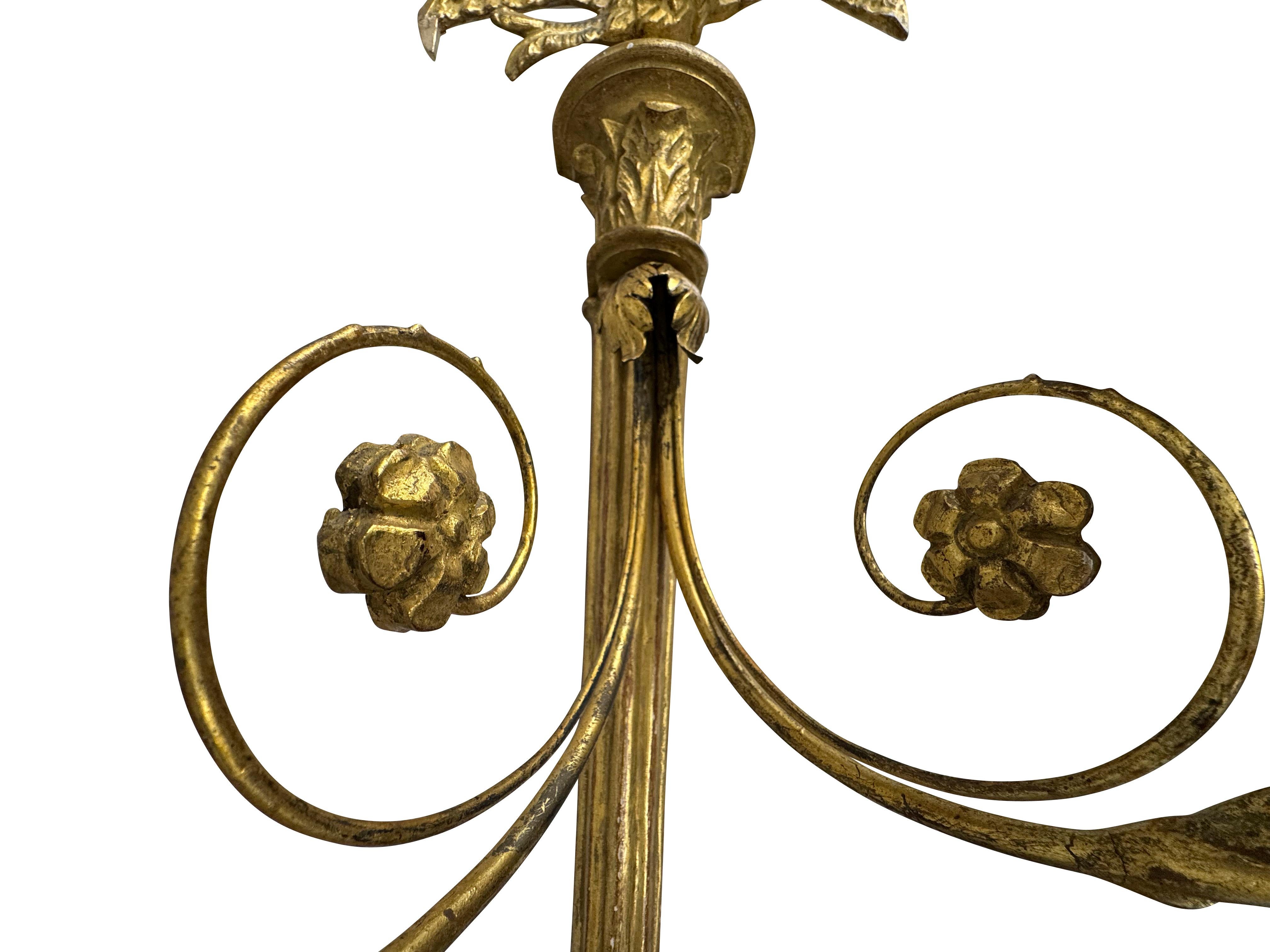 Pareja de candelabros italianos de dos luces tallados en madera grande y dorada Madera dorada en venta