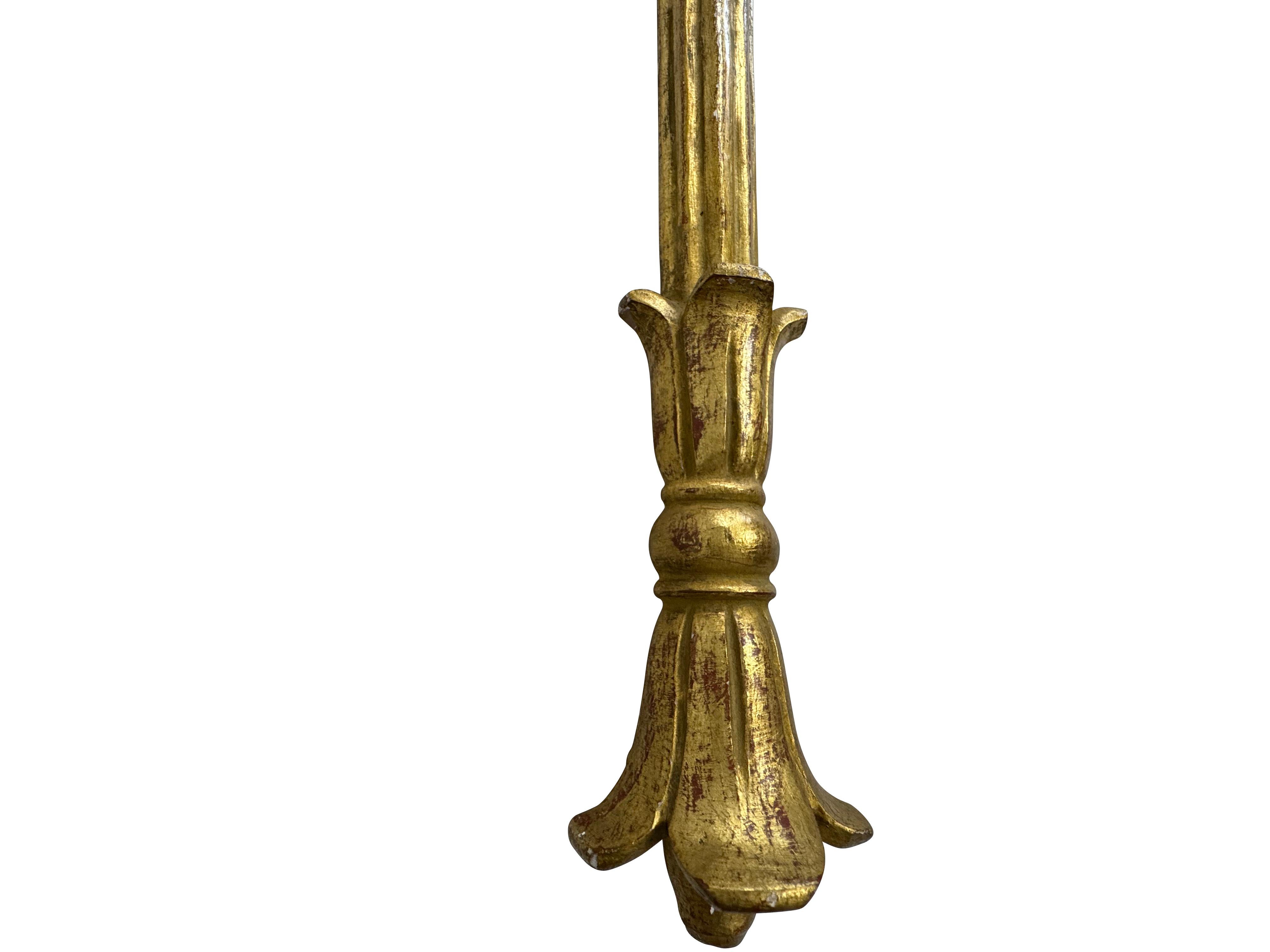 Pareja de candelabros italianos de dos luces tallados en madera grande y dorada en venta 1