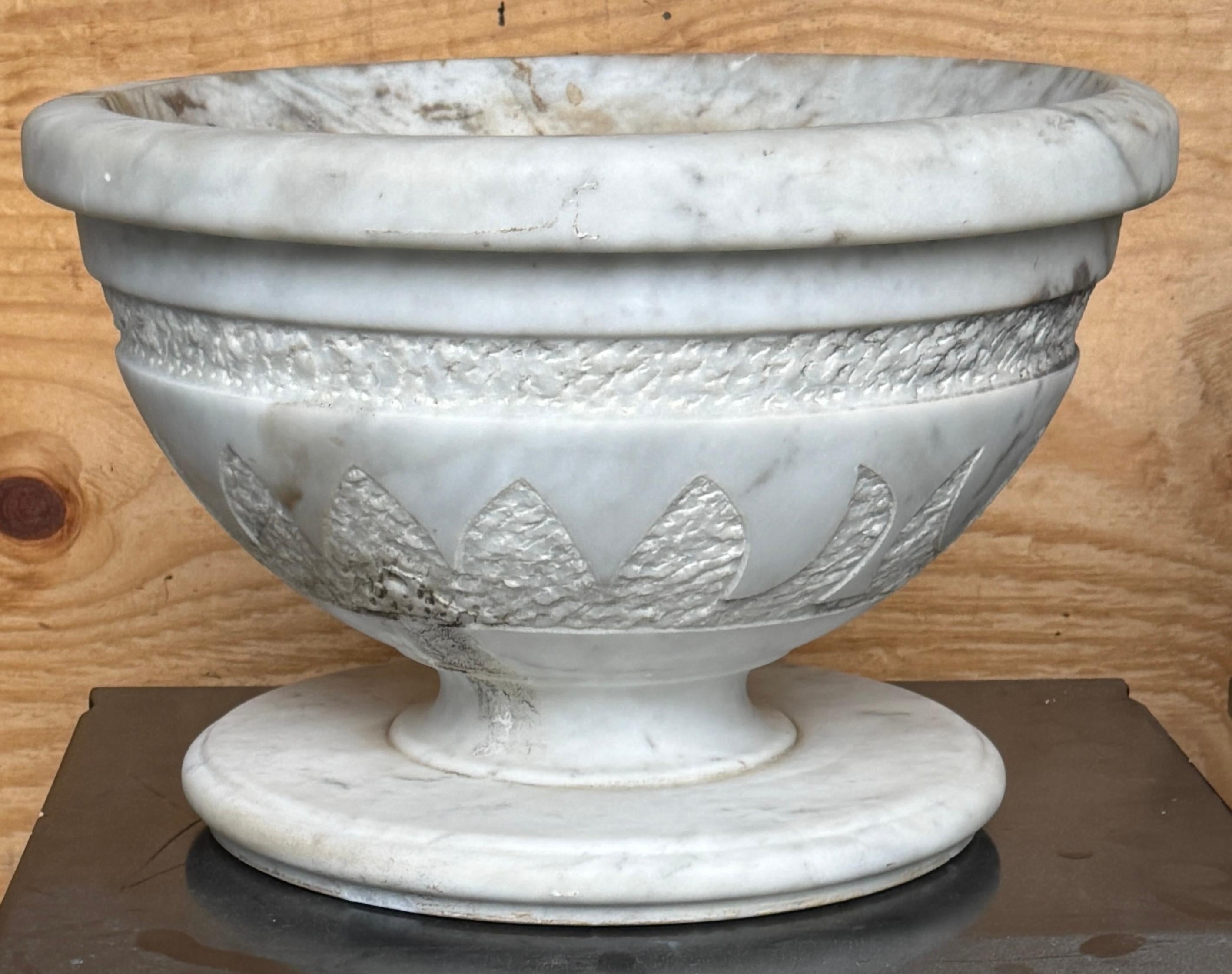 Pair of Italian Carved Marble Neoclassical Urns with Lotus Motif, Four Available im Angebot 4
