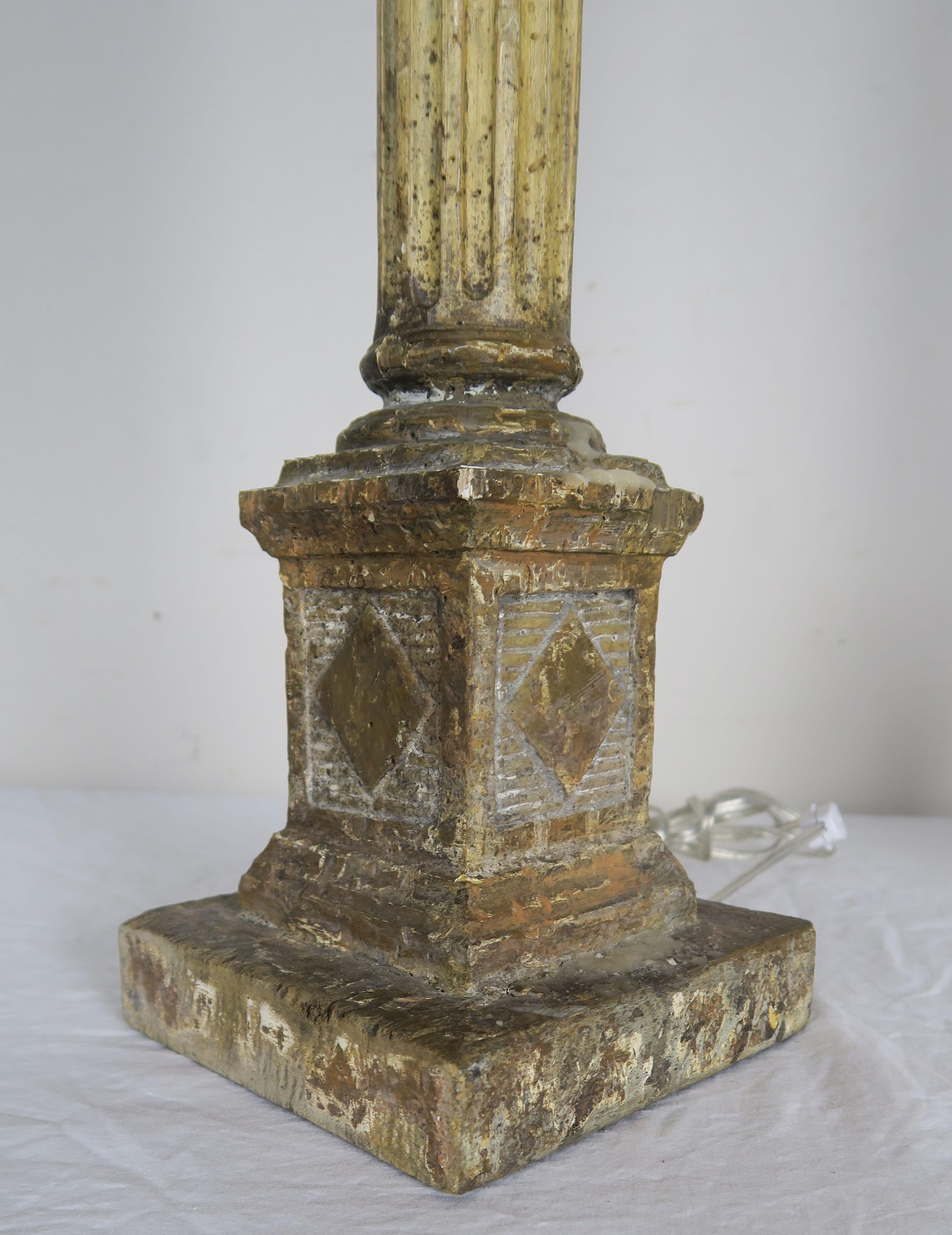 Pair of Italian Carved Neoclassical Style Lamps with Parchment Shades Tallado a mano en venta