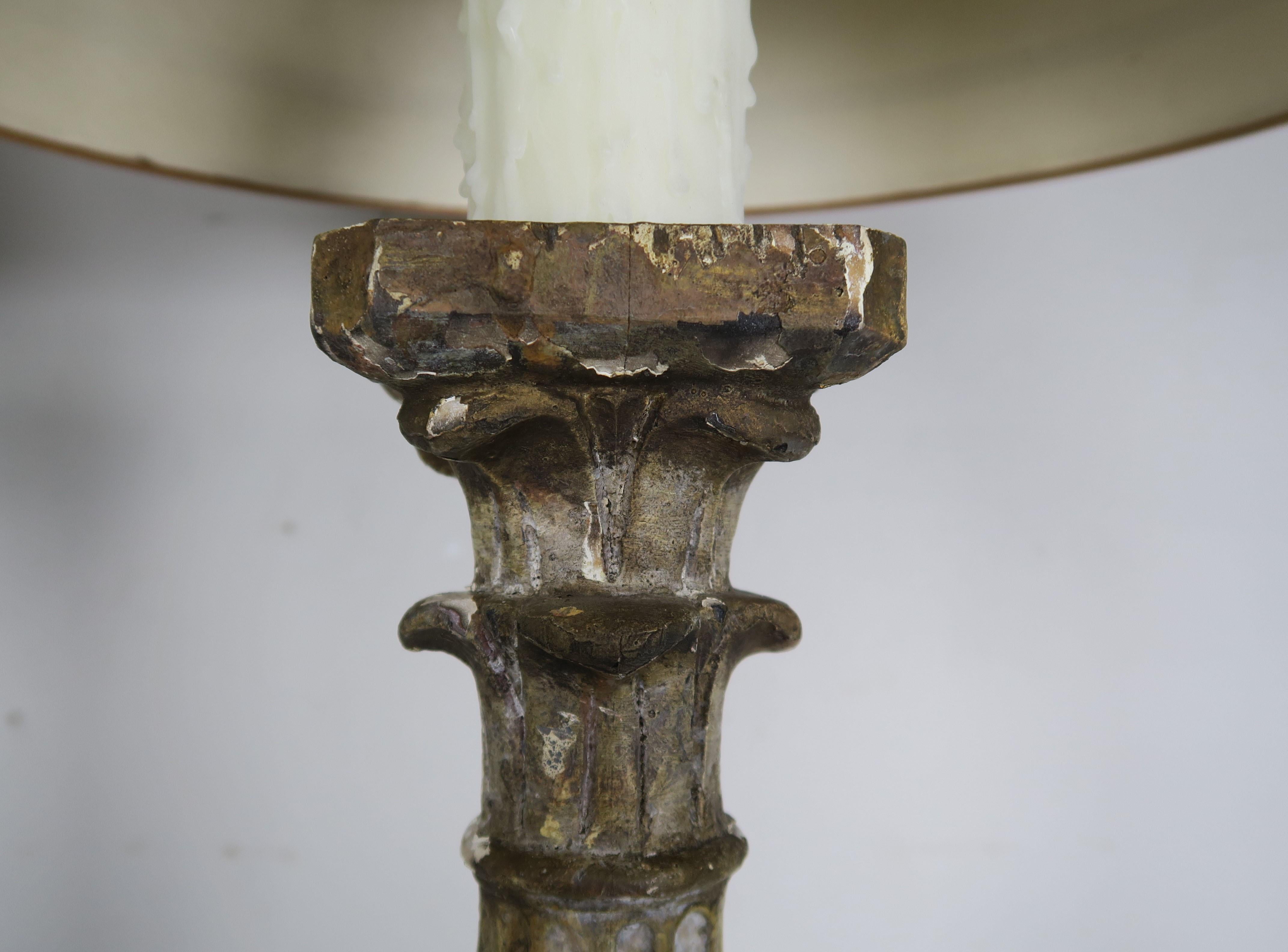 Pair of Italian Carved Neoclassical Style Lamps with Parchment Shades Pintura en venta