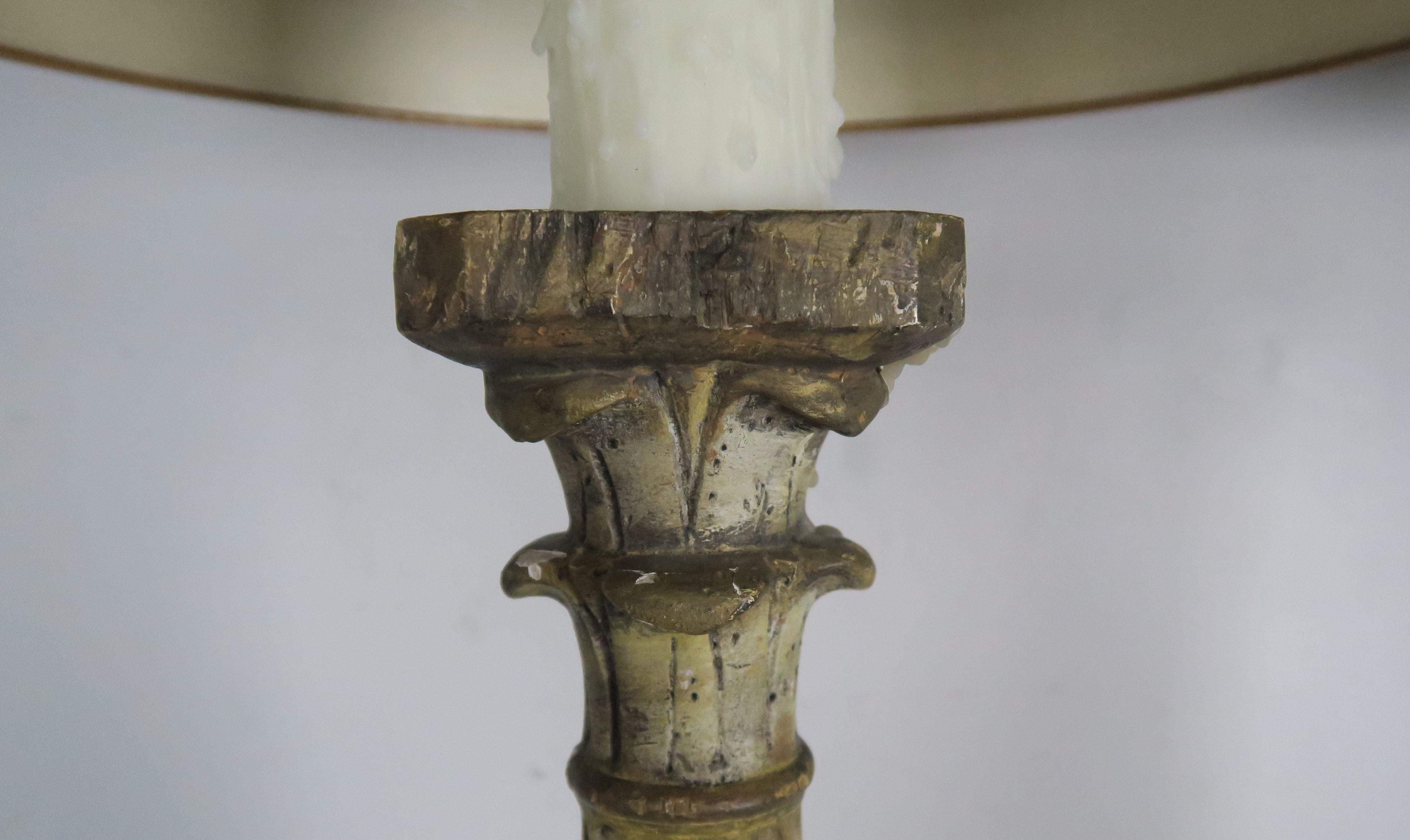 Pair of Italian Carved Neoclassical Style Lamps with Parchment Shades en venta 1