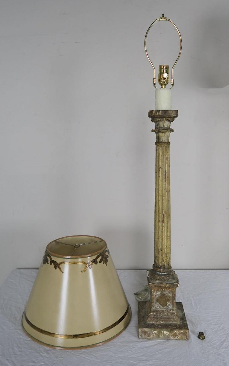 Paar italienische geschnitzte Lampen im neoklassischen Stil mit Pergamentschirmen (Neoklassisch) im Angebot