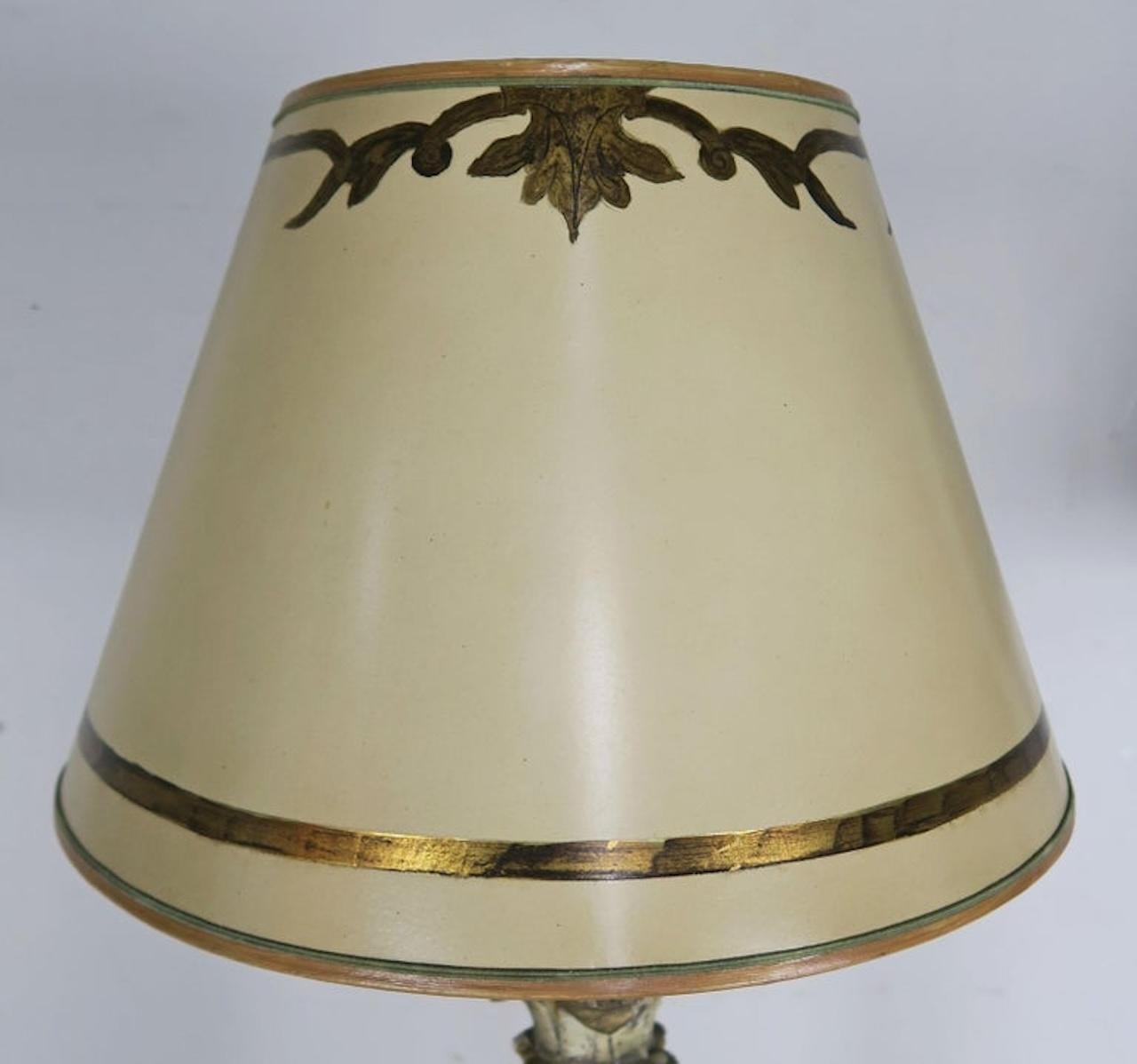 Paar italienische geschnitzte Lampen im neoklassischen Stil mit Pergamentschirmen (Handgeschnitzt) im Angebot