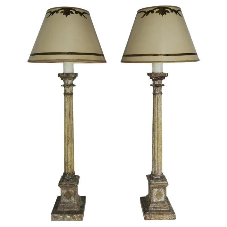 Paar italienische geschnitzte Lampen im neoklassischen Stil mit Pergamentschirmen