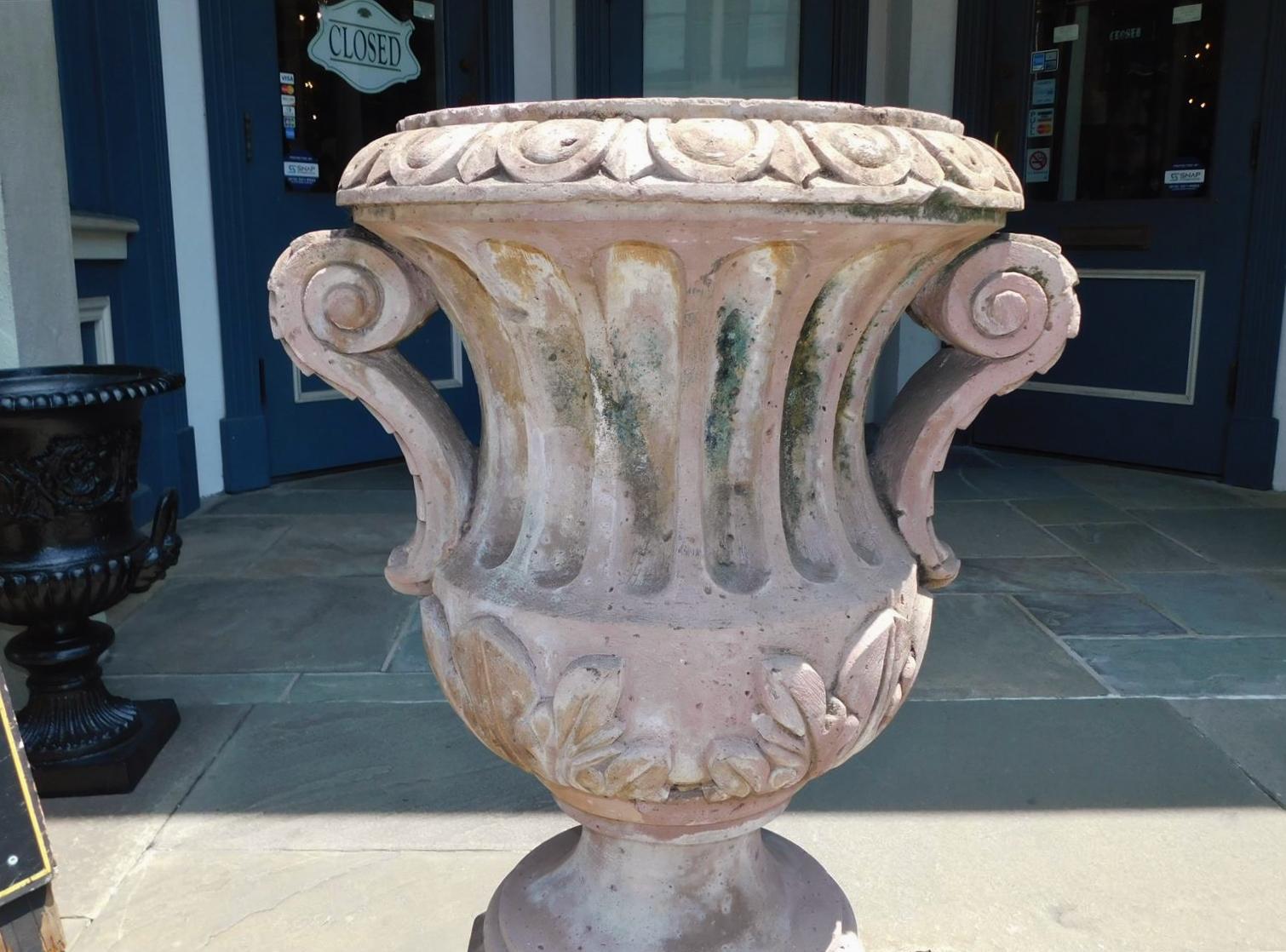 Paire d'urnes de jardin en grès italien sculpté et cannelé de forme Campagna.  Circa 1800 en vente 2