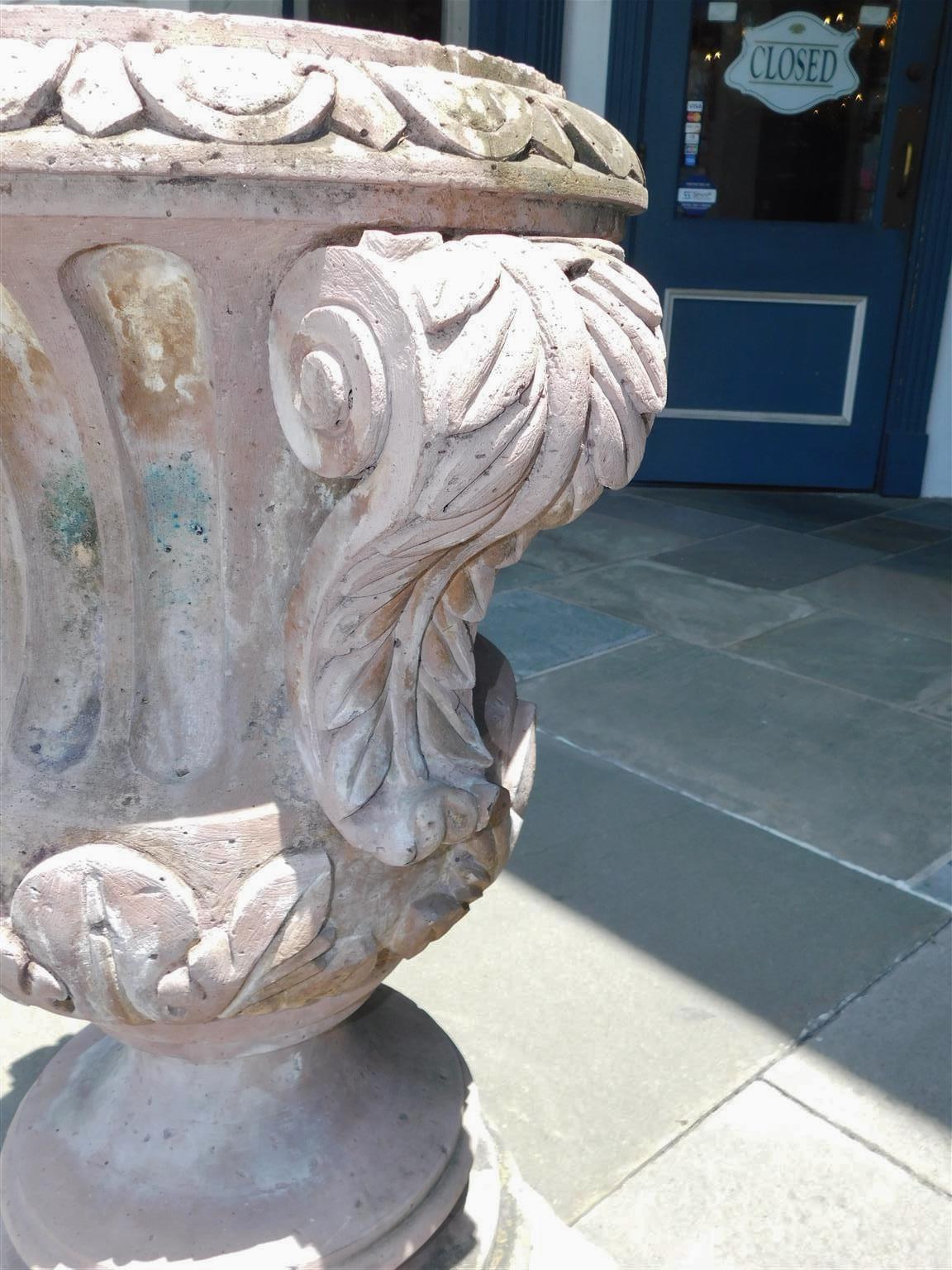 Pareja de Urnas de Jardín Acanaladas de Piedra Arenisca Tallada Italiana con Forma de Campana.  Alrededor de 1800 en venta 9