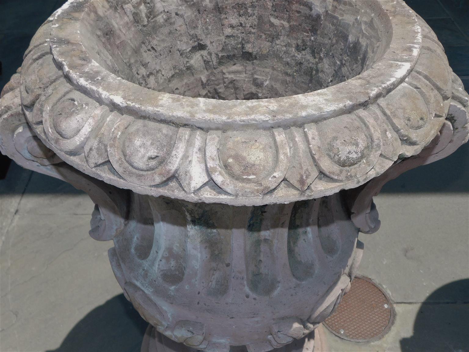 Grès Paire d'urnes de jardin en grès italien sculpté et cannelé de forme Campagna.  Circa 1800 en vente