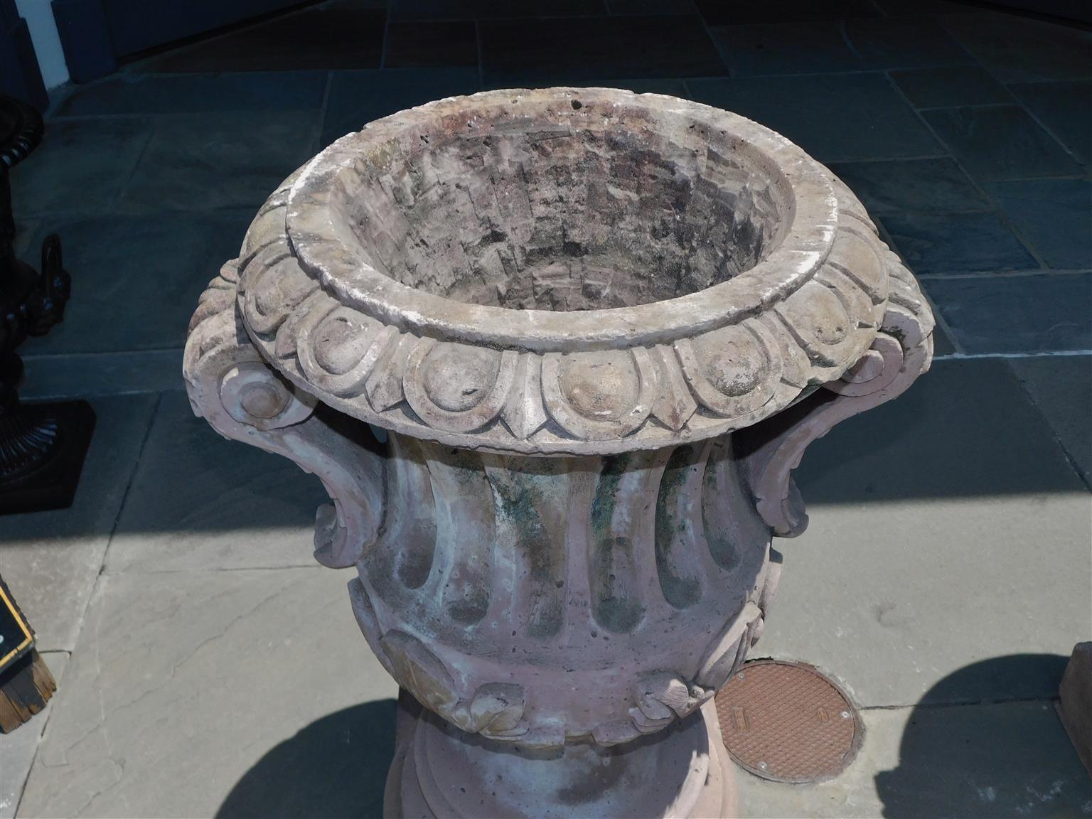Paire d'urnes de jardin en grès italien sculpté et cannelé de forme Campagna.  Circa 1800 en vente 1