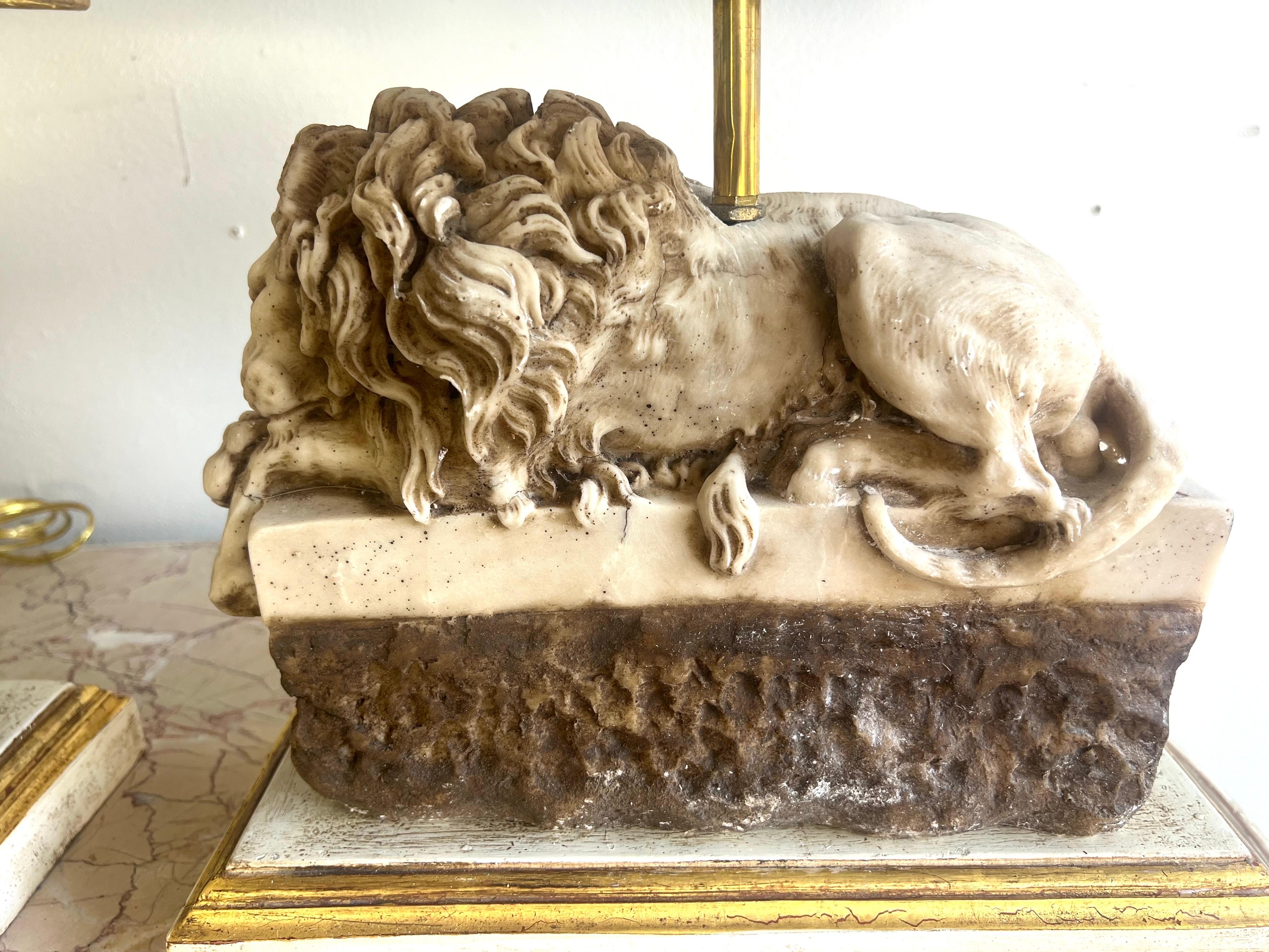 Coppia di lampade a forma di leone in pietra intagliata con paralumi in pergamena in vendita 4