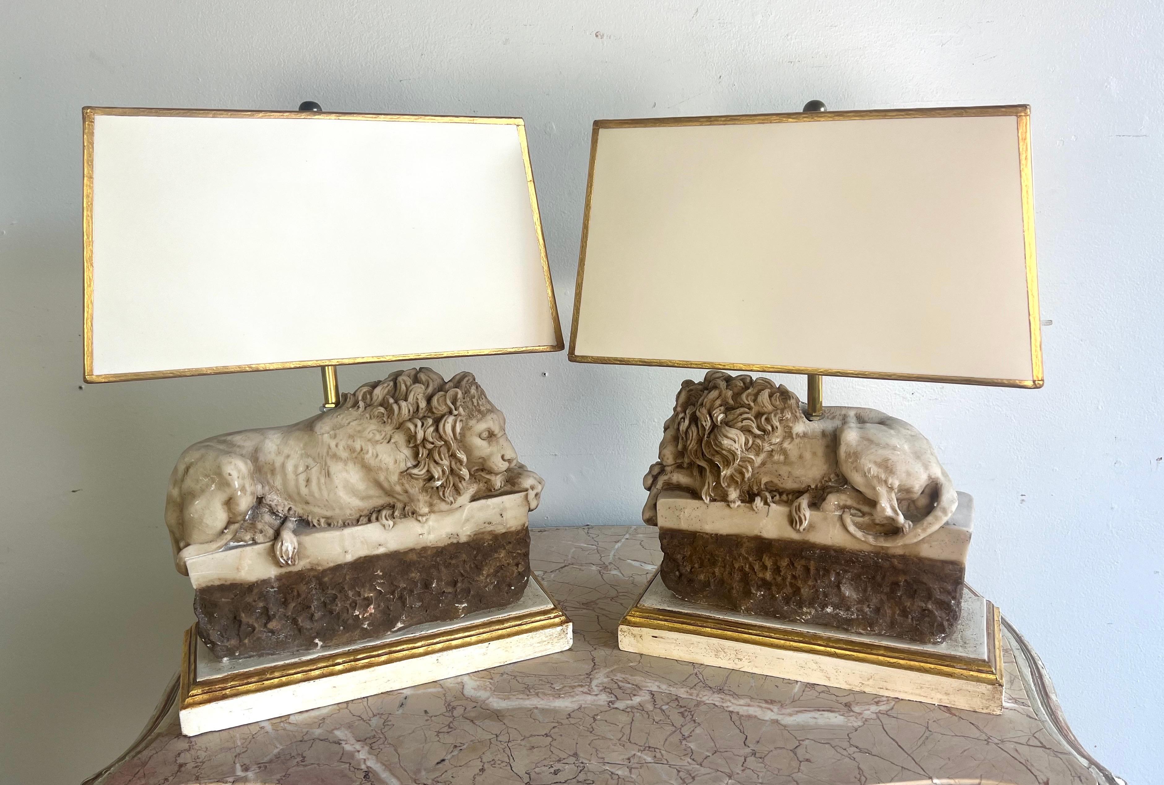 Coppia di lampade a forma di leone in pietra intagliata con paralumi in pergamena in vendita 5