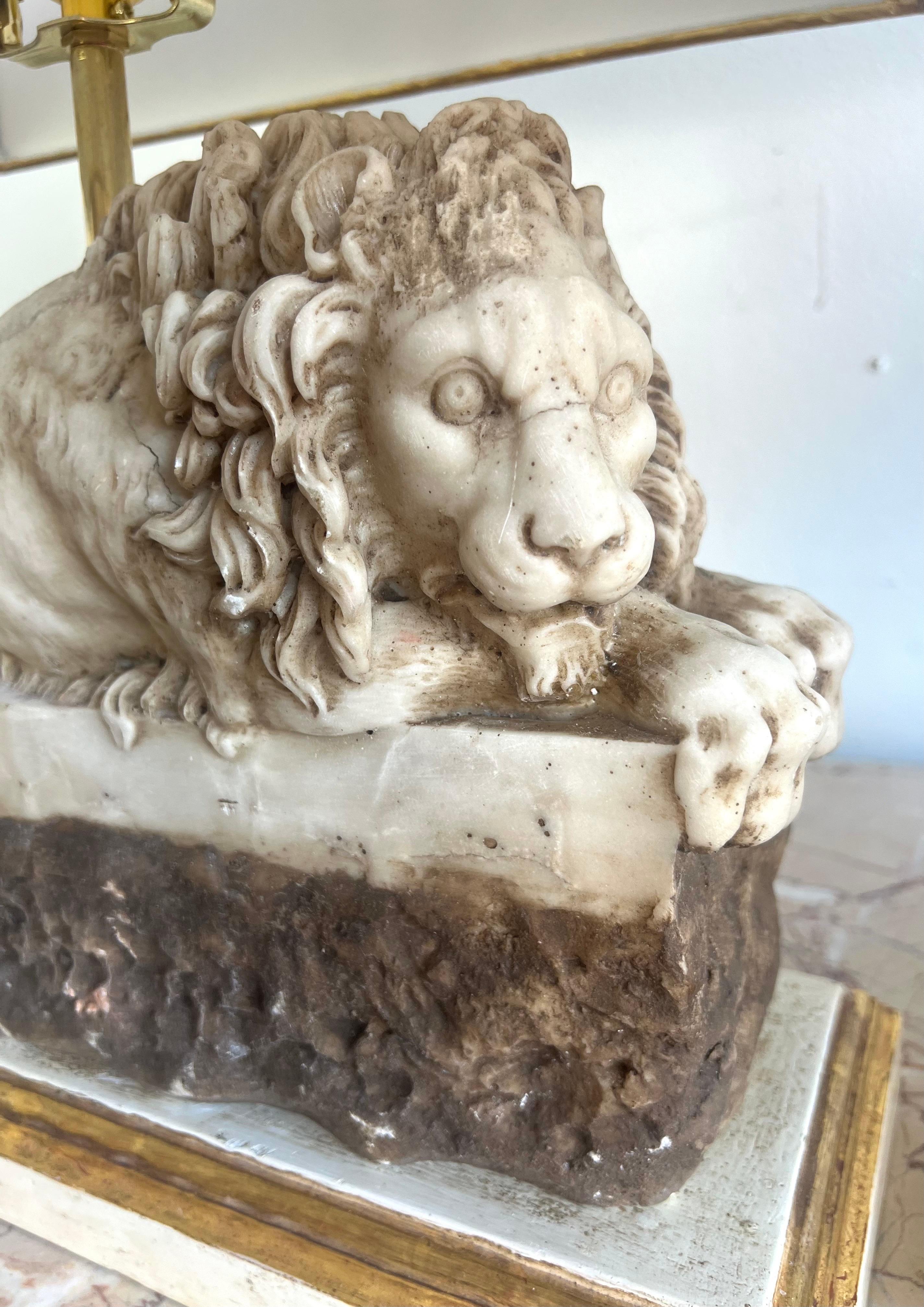 Coppia di lampade a forma di leone in pietra intagliata con paralumi in pergamena in vendita 6