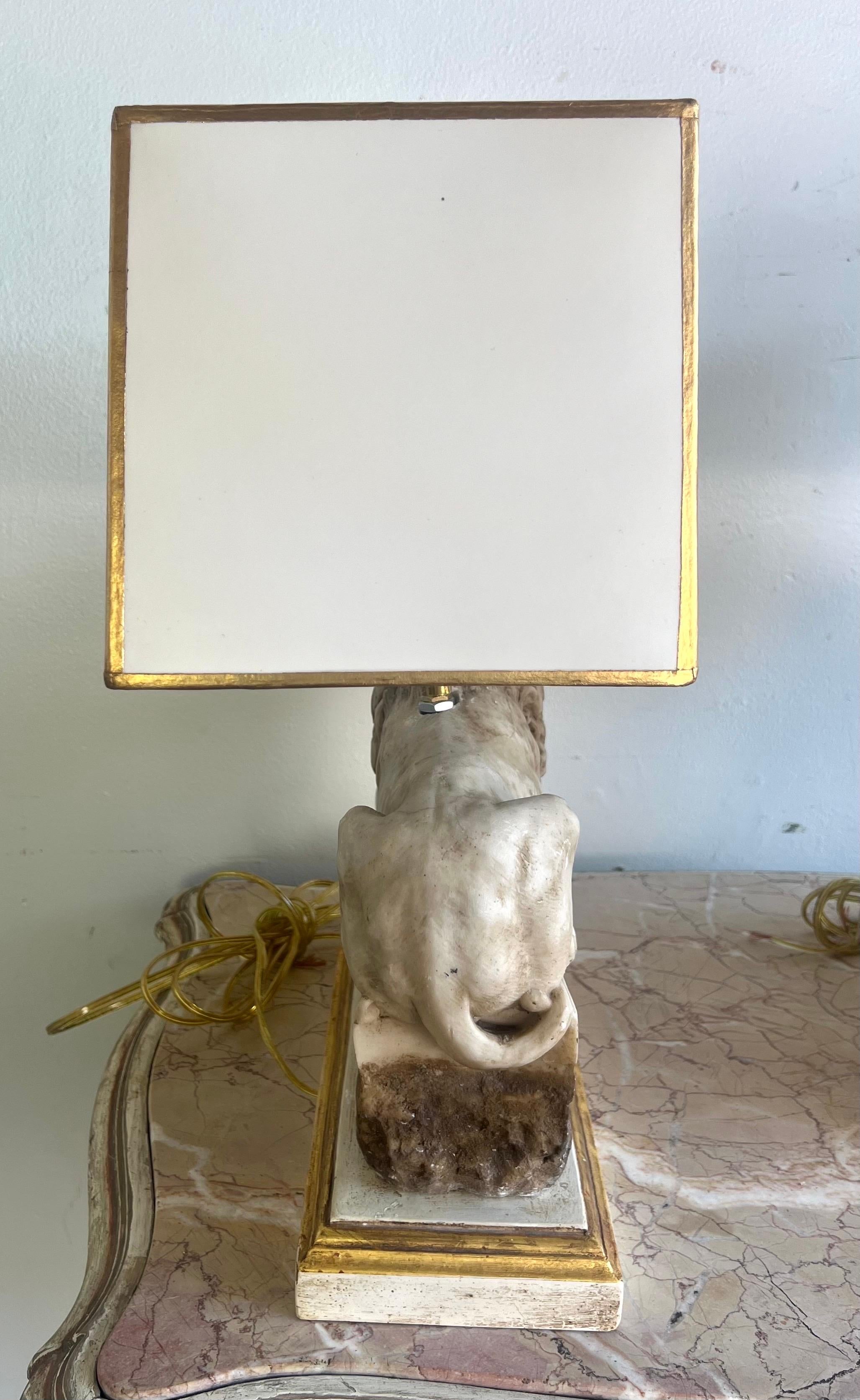 Coppia di lampade a forma di leone in pietra intagliata con paralumi in pergamena in vendita 7