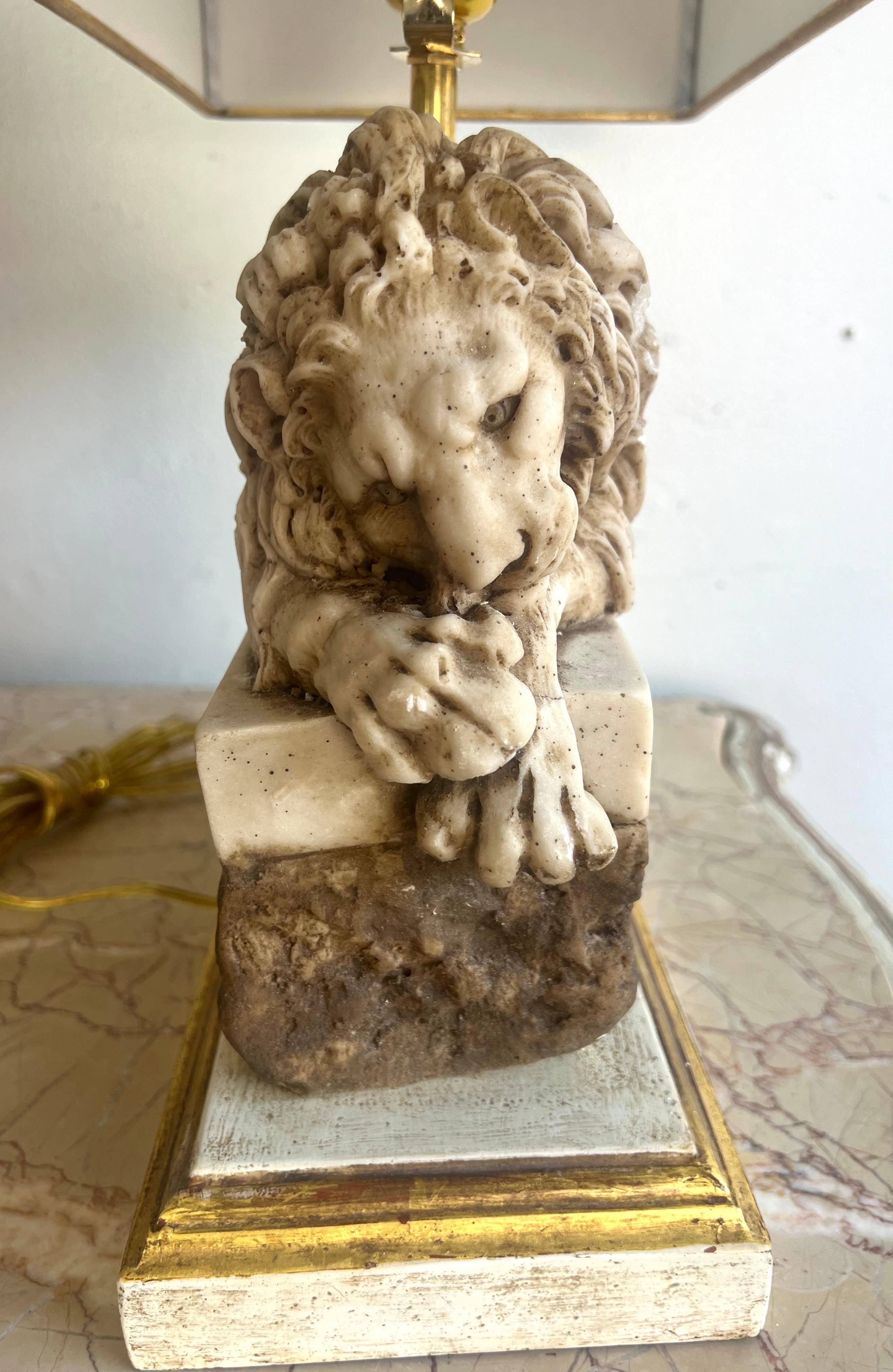 Coppia di lampade a forma di leone in pietra intagliata con paralumi in pergamena in vendita 9