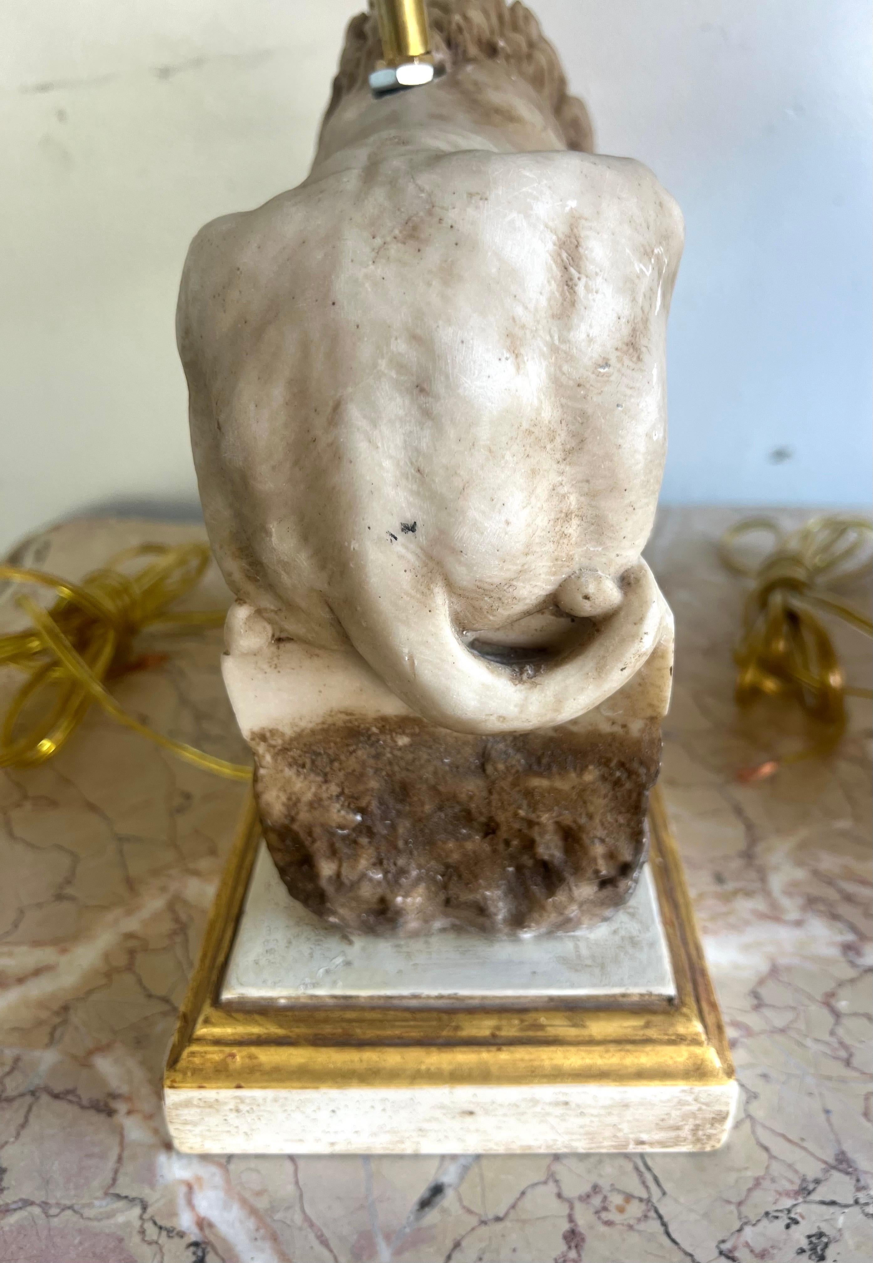 Coppia di lampade a forma di leone in pietra intagliata con paralumi in pergamena in vendita 10