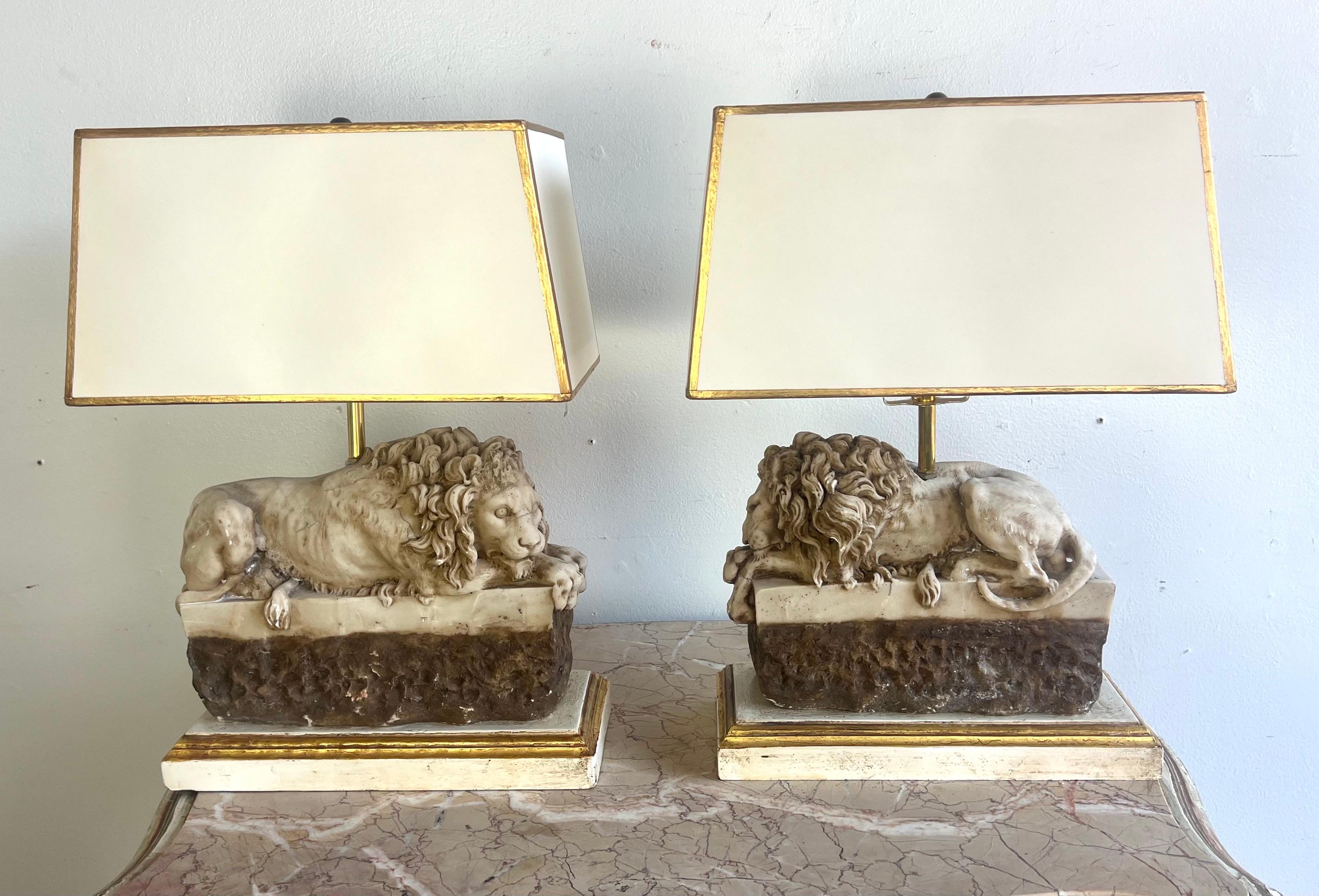 Coppia di lampade italiane intagliate che raffigurano dei leoni. Gli antichi leoni intagliati sono stati montati in lampade e poggiano su basi rettangolari in legno dorato. Sono coronati da paralumi in pergamena dipinti a mano.

Dimensioni: Altezza: