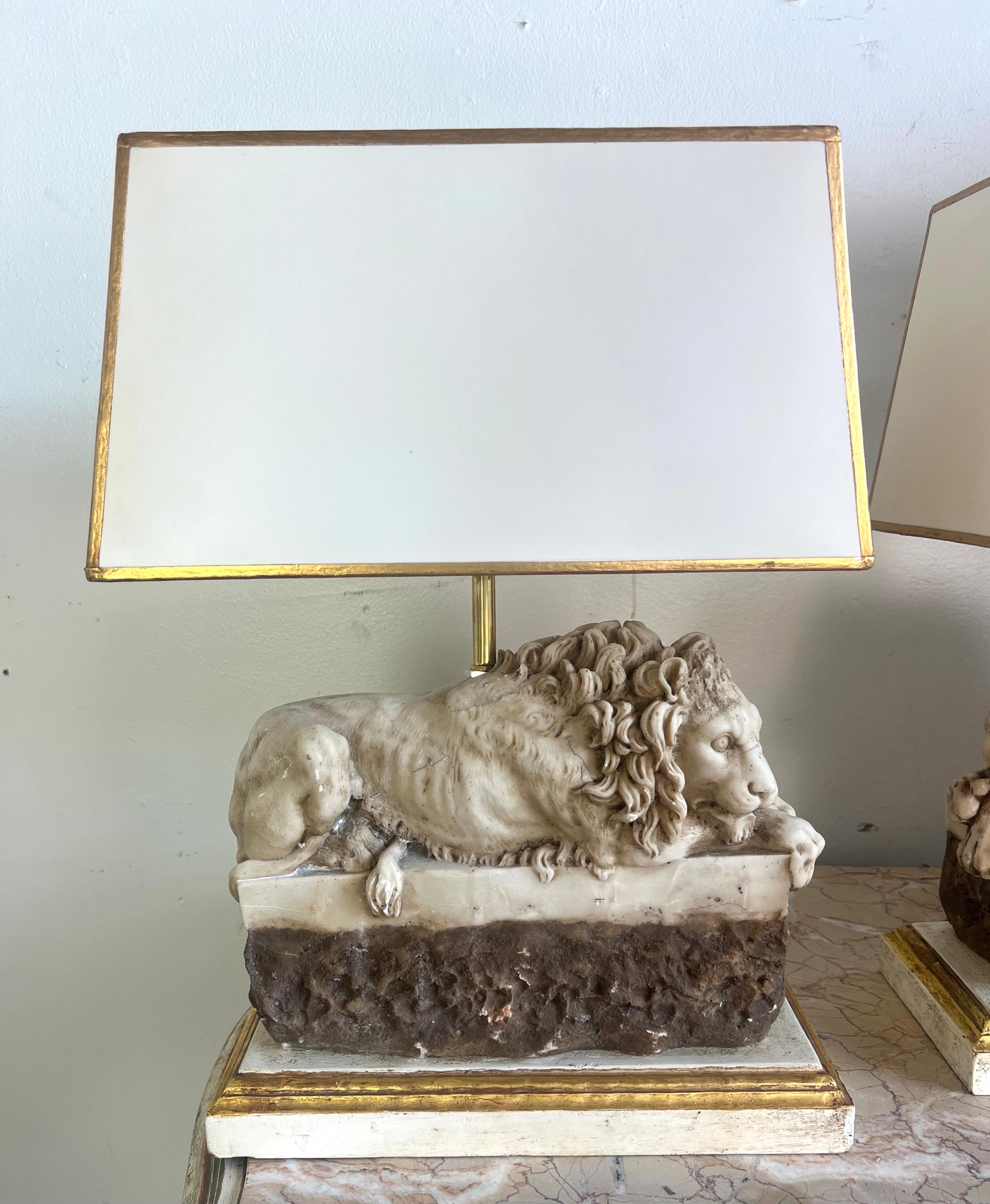 Romano classico Coppia di lampade a forma di leone in pietra intagliata con paralumi in pergamena in vendita