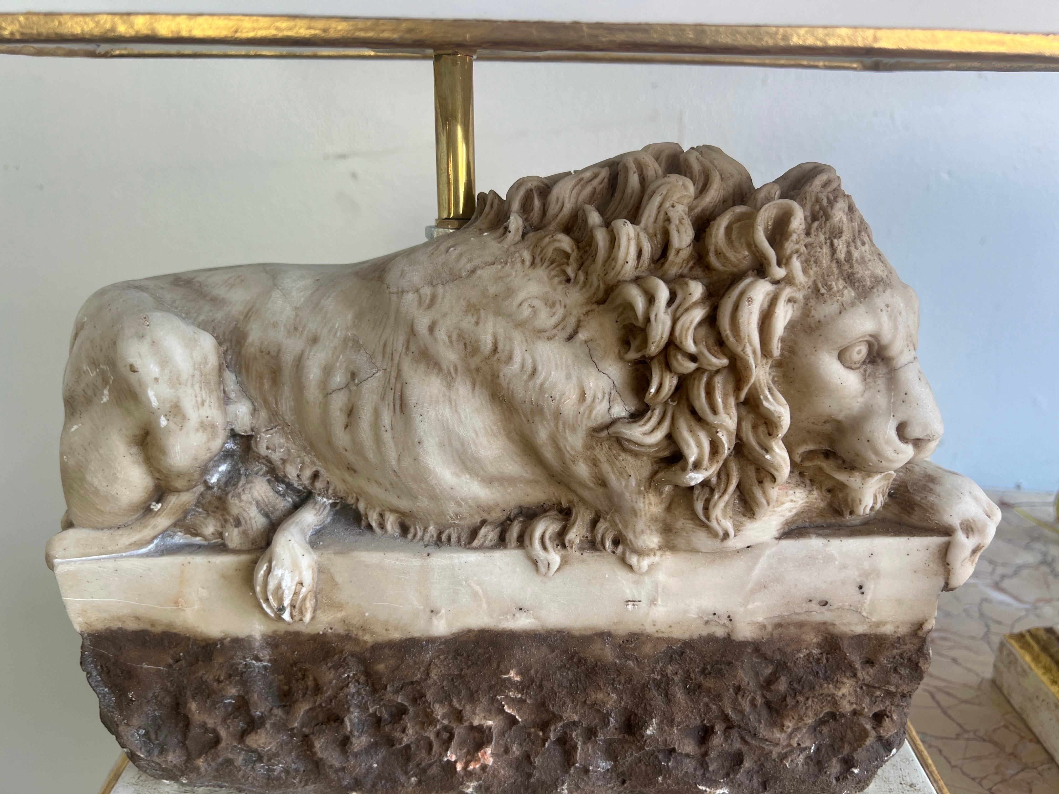 Resina Coppia di lampade a forma di leone in pietra intagliata con paralumi in pergamena in vendita