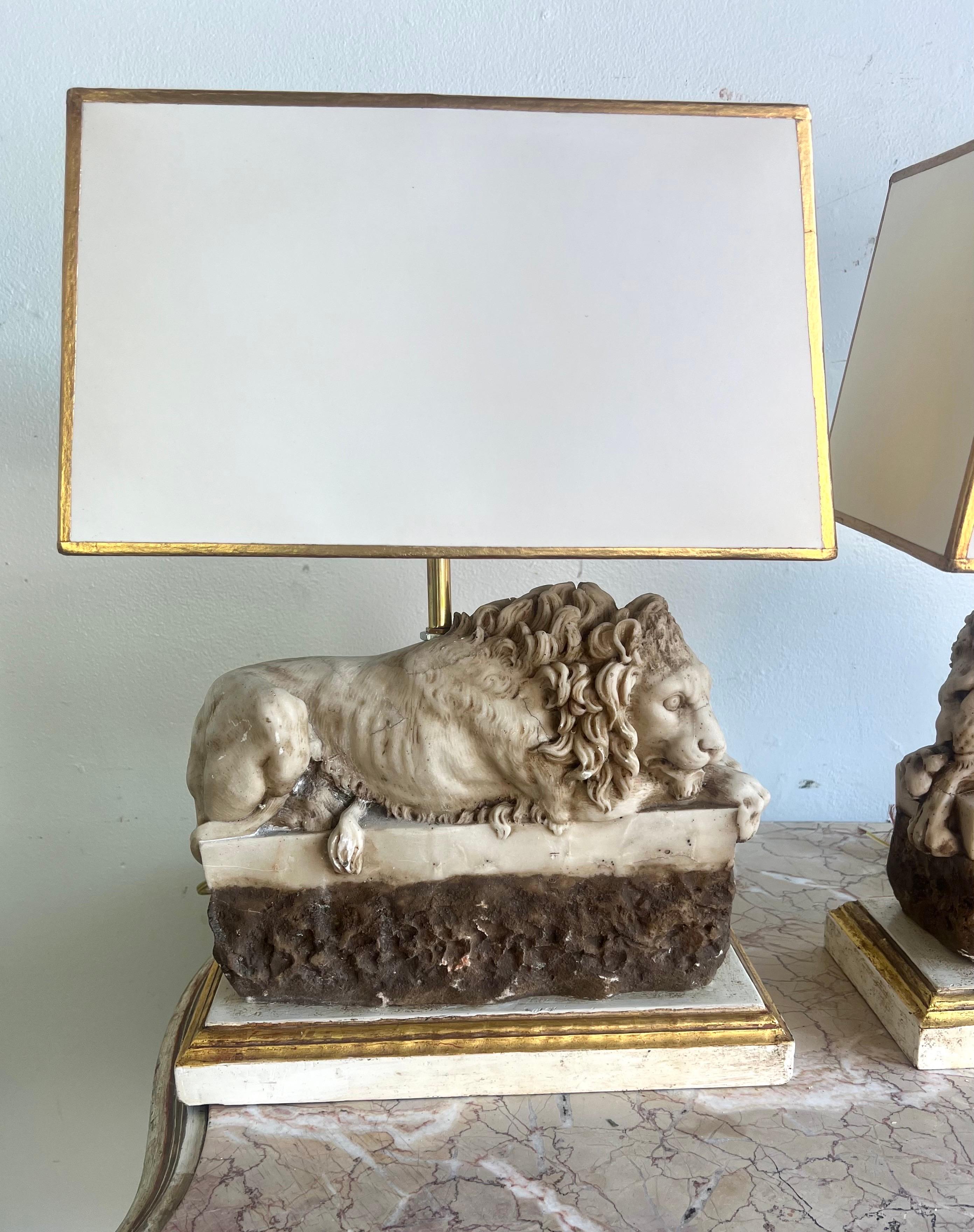Coppia di lampade a forma di leone in pietra intagliata con paralumi in pergamena in vendita 1