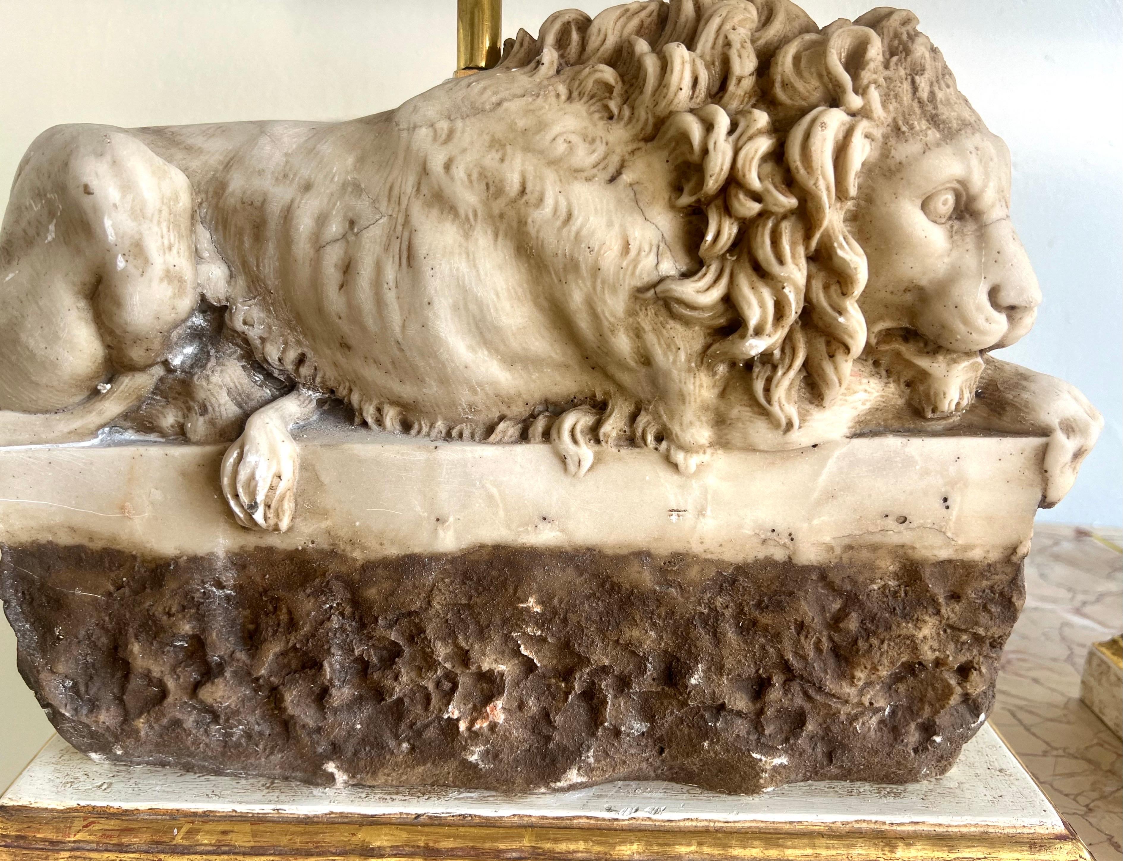 Coppia di lampade a forma di leone in pietra intagliata con paralumi in pergamena in vendita 3