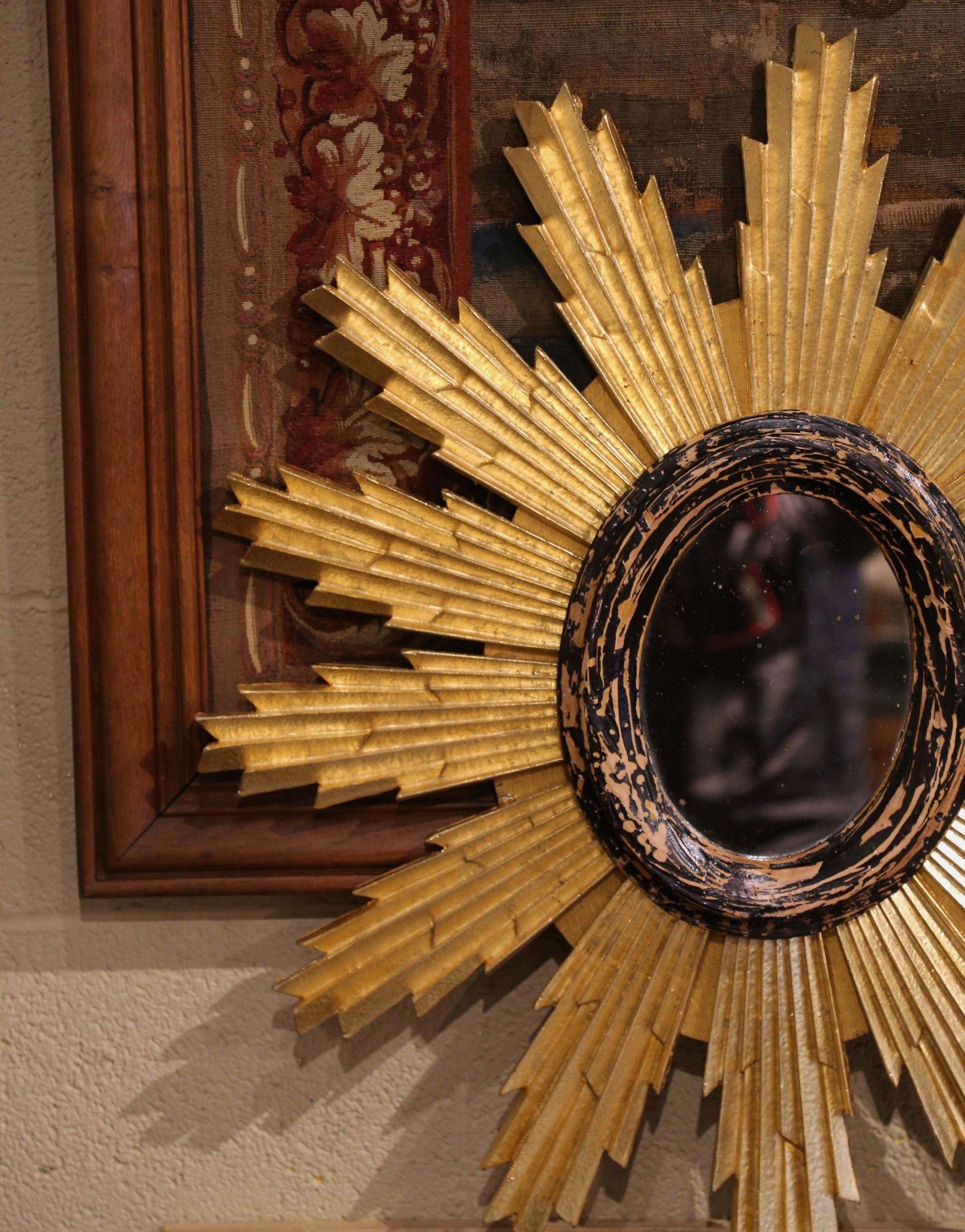 Bois doré Paire de miroirs muraux Sunburst italiens sculptés en bois doré bicolore et noirci